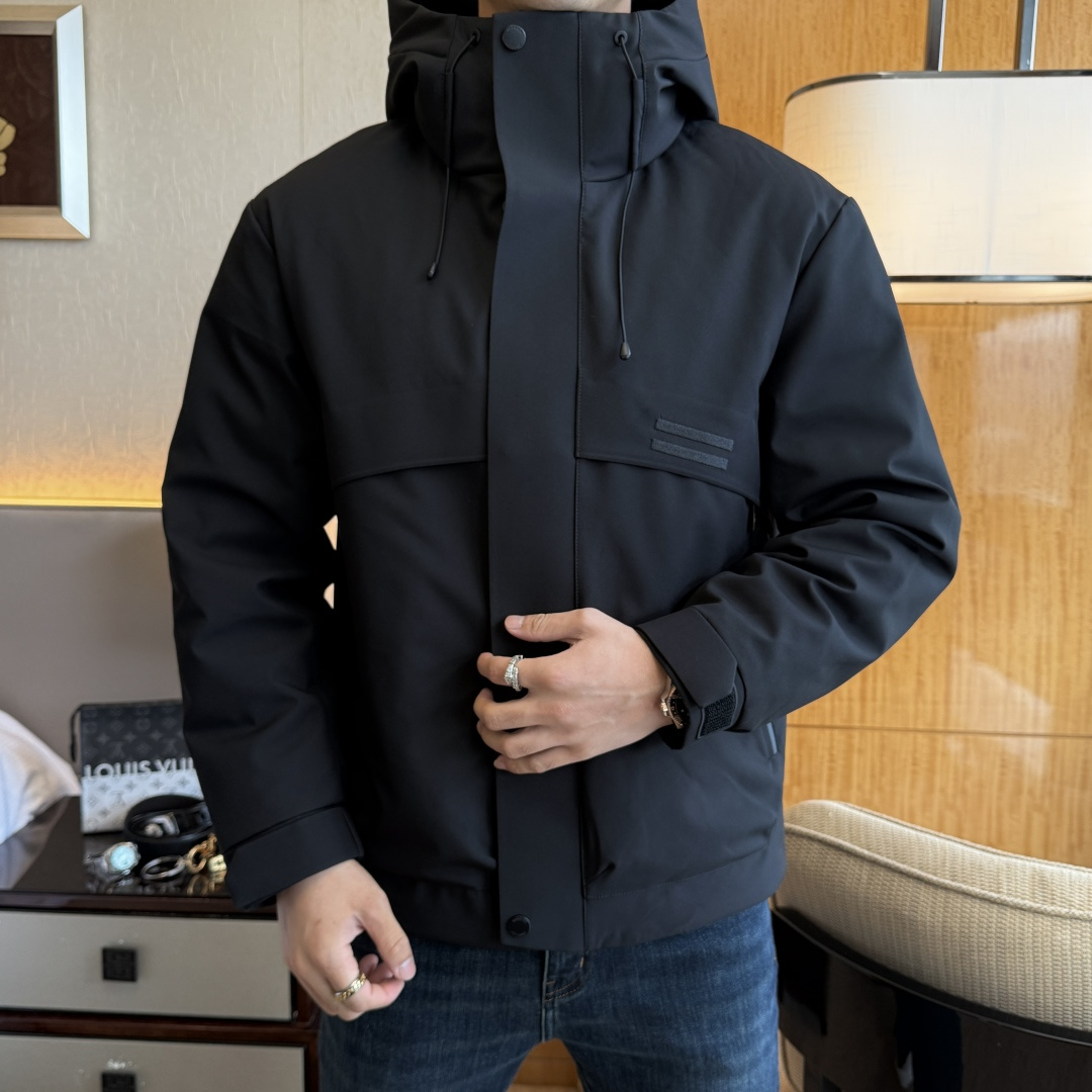 NO:683546,Genia -  2025 new winter men's down jacket, high-quality design, is a must-have for any man, handsome and handsome. Heavy craftsmanship, 90 down filling, but the fashion stance remains firm, first-class texture, crisp and slim. Classic lapel down, mature and stable style, fine texture, good gloss, and very clear texture, simple and elegant style, strong fashion, version leading the current trend, the upper body effect is very good, the fabric is novel and soft to the touch  Fearless and changeable, blooming in comfort and uniqueness. Calmly and confidently walk the way of urban men's spring clothing. Multi-touch fabric selection, showing eclectic charm. The upper body will not have any wrinkles, the shape is excellent, the upper body is stylish and handsome, customized accessories are iconic, and details determine success or failure. Colors and colors, sizes 48 - 56, can be worn up to 190 pounds.,,zegna,jackets & coats,down jacket,19860909杰尼娅 - 2025年冬季新款男士羽绒服外套,高品质设计,是任何男人都必备的王牌好货,帅气爆表.重工艺直冲工艺,90绒填充,但时尚立场坚挺如故,质感一流,挺括修身.经典翻领的羽绒,成熟稳重风,质感细腻,光泽感佳,且纹理非常清晰,款式简洁大气,时尚度强、版型引领当前趋势,上身效果非常好,面料新颖,手感软 无畏多变,舒适与独特中绽放.从容、自信游走都市型男春装之道.多重触感的面料选择,彰显不拘一格的魅力上身不会有任何褶皱,版型极好,上身有型帅气,定制辅料带有标志性,细节决定成败.颜色图色 尺码48 - 56 最大可穿到190斤.,,zegna,jackets & coats,down jacket,,Men's clothing