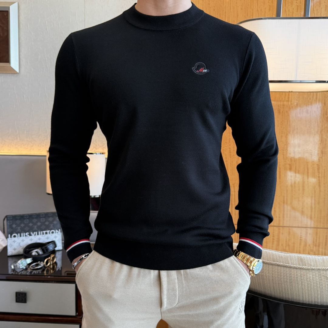 NO:599225,Mengkou - 2025SS Autumn and Winter counter's popular knitted sweater, casual and fashionable outer wear, a must-have for inner wear, custom-made imported worsted sheep wool fabric, the fabric has a delicate feel, close to the body and is comfortable without digging into the flesh, and the upper body has a good shape. It is warm to wear, and the counter logo design is very unique. The original quality and craftsmanship are definitely the highest version on the market. The top original version is awesome to wear. It is soft and crisp, not easy to deform. The seams and seams are very rigorous and elegant. Absolutely the first-line OEM requirements!  Don’t miss it, male gods!  Size M-3XL,,Moncler,alexander wang19860909蒙口- 2025ss秋冬专柜大爆款针织毛衫,休闲时尚外穿 内搭必备款,定制进口精纺绵羊毛面料,面料手感细腻,贴身舒适不扎肉,上身版型好 穿着保暖,专柜标志设计非常独特,原版品质与工艺 绝对市场最高版本 顶级原版穿着超赞 柔顺挺括,不易变形.锁边缝盘都非常严谨考究 绝对一线代工要求！男神们别错过！ 尺码 M-3XL,,Moncler,alexander wang,Men's clothing