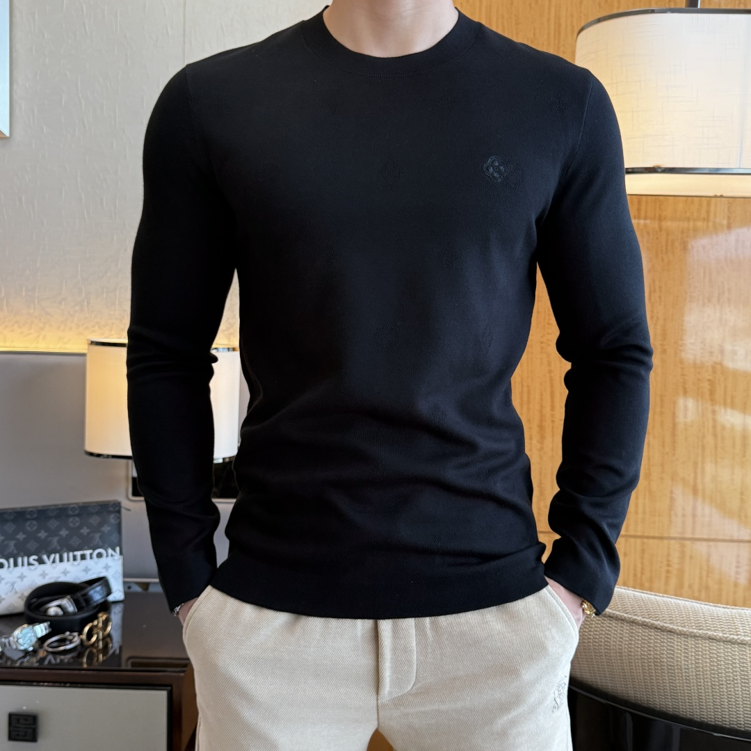 NO:599248,LV- 2025ss Autumn and Winter Counter's Hottest Wool Sweater, Casual and Fashionable Outerwear, Essential Style for Interior, Made from Customized Imported Worsted Wool Fabric, The Fabric Has a Fine Handle, It's Close-fitting and Comfortable, It Doesn't Cut into the Flesh, and it has a good upper body shape. It is warm to wear, and the counter logo design is very unique. The original quality and craftsmanship are definitely the highest version on the market. The top original version is great to wear. It is soft and crisp, not easy to deform. The overlocking and sewing plates are very rigorous and elegant. Absolutely the first-line OEM requirements!  Don’t miss it, male gods!  Size M-3XL,,louis vuitton,alexander wang19860909LV- 2025ss秋冬专柜大爆款羊毛衫,休闲时尚外穿 内搭必备款,定制进口精纺绵羊毛面料,面料手感细腻,贴身舒适不扎肉,上身版型好 穿着保暖,专柜标志设计非常独特,原版品质与工艺 绝对市场最高版本 顶级原版穿着超赞 柔顺挺括,不易变形.锁边缝盘都非常严谨考究 绝对一线代工要求！男神们别错过！ 尺码 M-3XL,,louis vuitton,alexander wang,Men's clothing