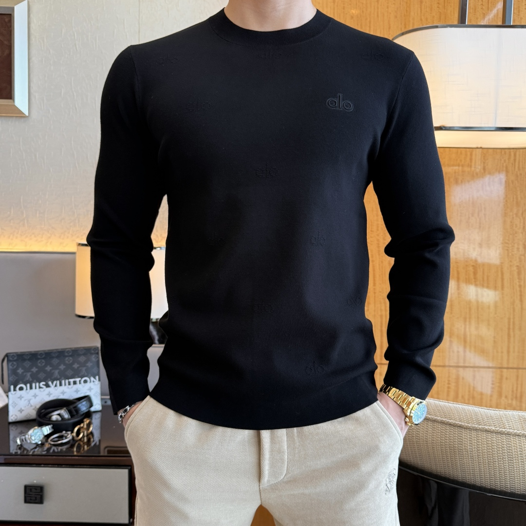 NO:599250,alo- 2025ss Autumn and Winter Counter's Hottest Wool Sweater, Casual and Fashionable Outerwear, Must-Have Interior Style, Made from Customized Imported Worsted Wool Fabric, The Fabric Has a Fine Handle, It's Close-fitting and Comfortable, It Doesn't Cut into the Flesh, and It Has a Good Upper Body Shape. It is warm to wear. The counter logo design is very unique. The original quality and craftsmanship are definitely the highest version on the market. The top-notch original version is awesome to wear. It is soft and crisp, not easy to deform. The seams and stitching plates are very rigorous and absolutely meet the requirements of first-line OEMs!  Don’t miss it, male gods!  Size M-3XL,,alexander wang19860909alo- 2025ss秋冬专柜大爆款羊毛衫,休闲时尚外穿 内搭必备款,定制进口精纺绵羊毛面料,面料手感细腻,贴身舒适不扎肉,上身版型好 穿着保暖,专柜标志设计非常独特,原版品质与工艺 绝对市场最高版本 顶级原版穿着超赞 柔顺挺括,不易变形.锁边缝盘都非常严谨考究 绝对一线代工要求！男神们别错过！ 尺码 M-3XL,,alexander wang,Men's clothing
