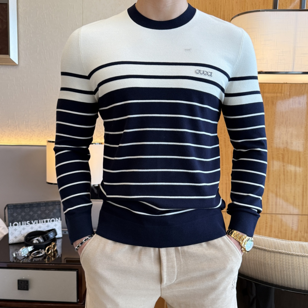 NO:599208,Gucci - 2025SS autumn and winter counter's popular knitted sweater, casual and fashionable outer wear, a must-have for inner wear, custom-made imported worsted sheep wool fabric, the fabric has a delicate feel, close to the body and is comfortable without digging into the flesh, and the upper body has a good shape. It is warm to wear, and the counter logo design is very unique. The original quality and craftsmanship are definitely the highest version on the market. The top original version is awesome to wear. It is soft and crisp, not easy to deform. The seams and seams are very rigorous and elegant. Absolute first-line OEM requirements!  Don’t miss it, male gods!  Size M-3XL,,alexander wang19860909古奇- 2025ss秋冬专柜大爆款针织毛衫,休闲时尚外穿 内搭必备款,定制进口精纺绵羊毛面料,面料手感细腻,贴身舒适不扎肉,上身版型好 穿着保暖,专柜标志设计非常独特,原版品质与工艺 绝对市场最高版本 顶级原版穿着超赞 柔顺挺括,不易变形.锁边缝盘都非常严谨考究 绝对一线代工要求！男神们别错过！ 尺码 M-3XL,,alexander wang,Men's clothing