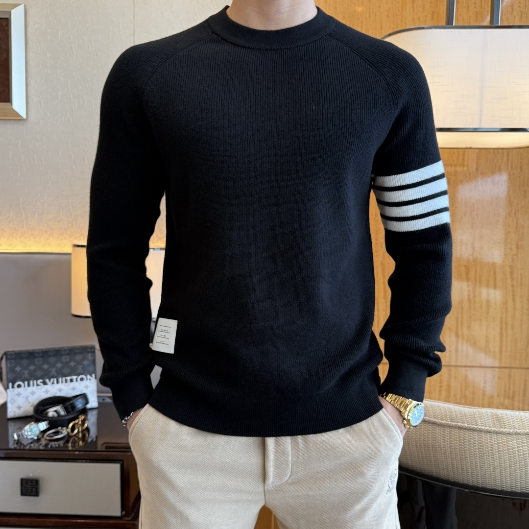 NO:625151,TB- 2025ss autumn and winter counter hot cashmere sweater, casual and fashionable outer wear, a must-have for inner wear, customized imported worsted sheep wool fabric, the fabric has a delicate feel, close to the body and is comfortable without digging into the flesh, and the upper body has a good shape. It is warm to wear, and the counter logo design is very unique. The original quality and craftsmanship are definitely the highest version on the market. The top original version is awesome to wear. It is soft and crisp, not easy to deform. The seams and seams are very rigorous and elegant, absolutely the first-line OEM requirements!  Don’t miss it, male gods!  Size M-3XL,,alexander wang19860909TB- 2025ss秋冬专柜大爆款羊绒羊毛衫,休闲时尚外穿 内搭必备款,定制进口精纺绵羊毛面料,面料手感细腻,贴身舒适不扎肉,上身版型好 穿着保暖,专柜标志设计非常独特,原版品质与工艺 绝对市场最高版本 顶级原版穿着超赞 柔顺挺括,不易变形.锁边缝盘都非常严谨考究 绝对一线代工要求！男神们别错过！ 尺码 M-3XL,,alexander wang,Men's clothing