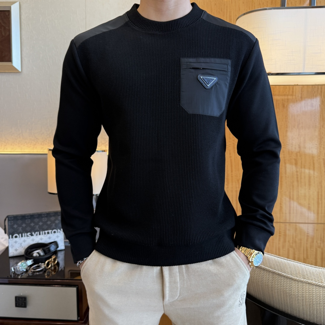 NO:598266,Prada - 2025ss hot new style in autumn, the highest version of fashionable pullover sweatshirt, a classic that must be released every year. Favored and respected by major stars, it uses high-end European cotton blended fabrics, heavy craftsmanship, original hardware accessories and logo design, soft and smooth, and dense texture!  Stylish upper body!  One of the impeccable must-have styles for autumn!  M-3XL can wear up to 190 pounds!  ,,prada,hoodie,sweatshirts,alexander wang19860909普拉达 - 2025ss秋季大爆新款,最高版本时尚套头卫衣、每年必出的经典之作.受各大明星的青睐推崇,精选高端欧棉混纺面料,重工艺制作,原版五金辅料logo设计,柔软顺滑,质地密实！上身时尚有型！秋季无可挑剔必选款式之一！M-3XL 最大穿190斤！,,prada,hoodie,sweatshirts,alexander wang,Men's clothing