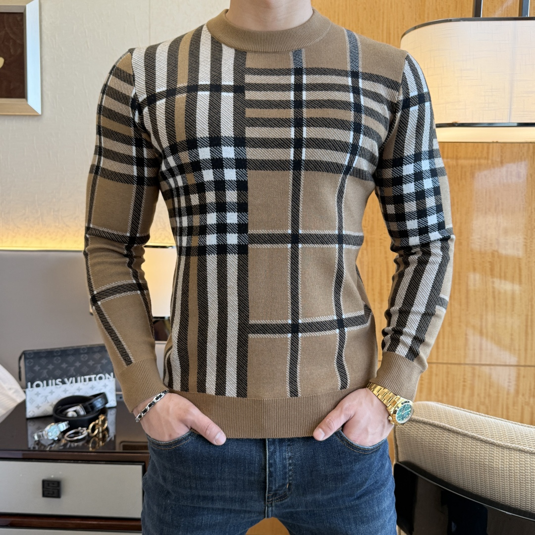 NO:599211,Burberry - 2025ss Autumn and Winter counter hot-selling wool sweater, casual and fashionable outer wear, a must-have for inner wear, custom-made imported worsted sheep wool fabric, the fabric has a delicate feel, close to the body and is comfortable without digging into the flesh, and the upper body has a good shape. It is warm to wear, and the counter logo design is very unique. The original quality and craftsmanship are definitely the highest version on the market. The top original version is awesome to wear. It is soft and crisp, not easy to deform. The seams and seams are very rigorous and elegant. Absolute first-line OEM requirements!  Don’t miss it, male gods!  Size M-3XL,,burberry,alexander wang19860909巴宝莉- 2025ss秋冬专柜大爆款羊毛衫,休闲时尚外穿 内搭必备款,定制进口精纺绵羊毛面料,面料手感细腻,贴身舒适不扎肉,上身版型好 穿着保暖,专柜标志设计非常独特,原版品质与工艺 绝对市场最高版本 顶级原版穿着超赞 柔顺挺括,不易变形.锁边缝盘都非常严谨考究 绝对一线代工要求！男神们别错过！ 尺码 M-3XL,,burberry,alexander wang,Men's clothing