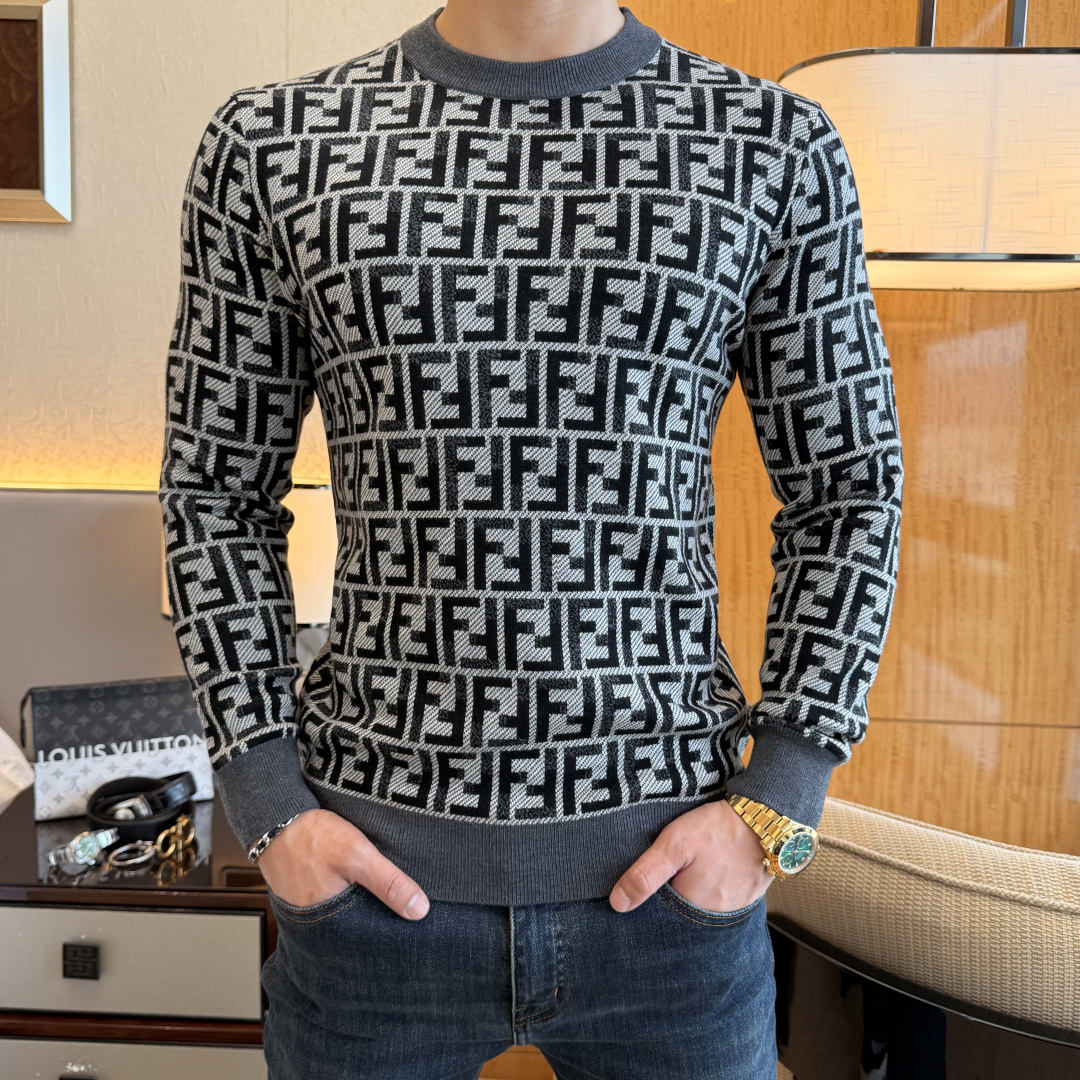 NO:599244,Fendi - 2025ss Autumn and Winter counter hot-selling woolen sweater, casual and fashionable outer wear, a must-have for inner wear, custom-made imported worsted wool fabric, the fabric has a delicate feel, close to the body and is comfortable without digging into the flesh, and the upper body has a good shape. It is warm to wear, and the counter logo design is very unique. The original quality and craftsmanship are definitely the highest version on the market. The top original version is awesome to wear. It is soft and crisp, not easy to deform. The seams and seams are very rigorous and elegant. Absolutely the first-line OEM requirements!  Don’t miss it, male gods!  Size M-3XL,,fendi,alexander wang19860909芬迪- 2025ss秋冬专柜大爆款羊毛衫,休闲时尚外穿 内搭必备款,定制进口精纺绵羊毛面料,面料手感细腻,贴身舒适不扎肉,上身版型好 穿着保暖,专柜标志设计非常独特,原版品质与工艺 绝对市场最高版本 顶级原版穿着超赞 柔顺挺括,不易变形.锁边缝盘都非常严谨考究 绝对一线代工要求！男神们别错过！ 尺码 M-3XL,,fendi,alexander wang,Men's clothing
