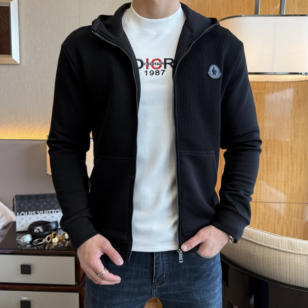 NO:597153,Mengkou - 2025ss autumn and winter hot style boutique jacket, customized high-quality polyester fiber fabric!  Logo design with top fashion big-name elements, complete with three standards!  Original hardware accessories, smooth lines, exquisite craftsmanship, awesome upper body shape, comfortable fabrics, windproof and warm, it is very fashionable, handsome and a must-have for casual and fashionable men with any combination!  Sizes M-3XL can fit up to 190 pounds!  ,,Moncler,jackets & coats,jackets & coats,alexander wang19860909蒙口 - 2025ss秋冬大爆款精品夹克外套,定制高品质聚酯纤维面料！顶级时尚大牌元素logo设计,三标齐全！原版五金辅料,线条流畅,工艺精致,上身版型超赞,面料舒适,挡风保暖,随意搭配都非常时尚帅气休闲时尚男仕必备款哦！尺码M-3XL 最大可穿190斤！,,Moncler,jackets & coats,jackets & coats,alexander wang,Men's clothing