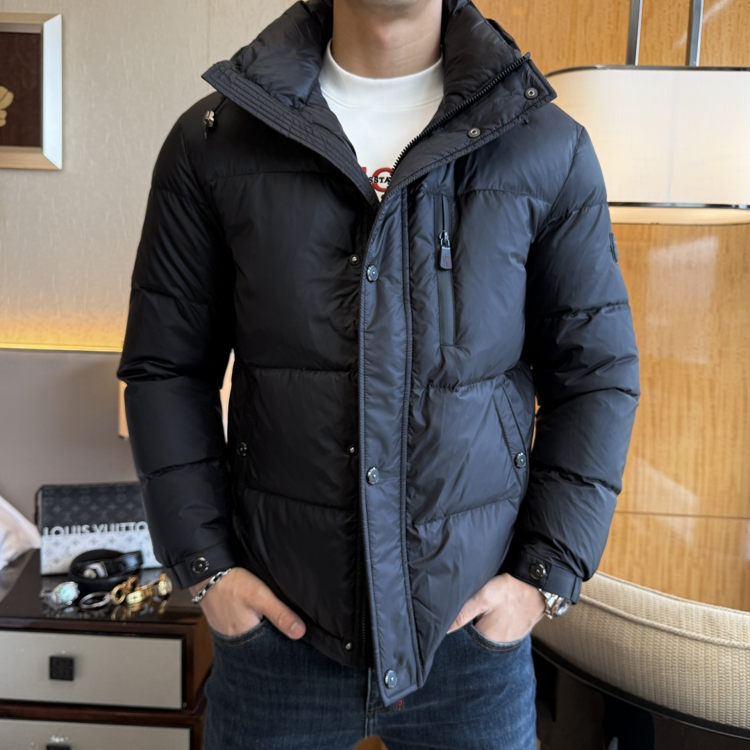 NO:599271,Mouth-  2025 new winter men's down jacket, high-quality design, is a must-have for any man, handsome and handsome. Heavy craftsmanship, 90 down filling, but the fashion stance remains firm, first-class texture, crisp and slim. Classic lapel down, mature and stable style, fine texture, good gloss, and very clear texture, simple and elegant style, strong fashion, version leading the current trend, the upper body effect is very good, the fabric is novel and soft to the touch  Fearless and changeable, blooming in comfort and uniqueness. Calmly and confidently walk the way of urban men's spring clothing. Multi-touch fabric selection, showing the eclectic charm. The upper body will not have any wrinkles, the shape is excellent, the upper body is stylish and handsome, the customized accessories are iconic, and the details determine success or failure. Colors and colors, sizes 48 - 56, can be worn up to 190 pounds.,, Moncler, jackets & coats, down jacket, alexander wang19860909蒙口- 2025年冬季新款男士羽绒服外套,高品质设计,是任何男人都必备的王牌好货,帅气爆表.重工艺直冲工艺,90绒填充,但时尚立场坚挺如故,质感一流,挺括修身.经典翻领的羽绒,成熟稳重风,质感细腻,光泽感佳,且纹理非常清晰,款式简洁大气,时尚度强、版型引领当前趋势,上身效果非常好,面料新颖,手感软 无畏多变,舒适与独特中绽放.从容、自信游走都市型男春装之道.多重触感的面料选择,彰显不拘一格的魅力上身不会有任何褶皱,版型极好,上身有型帅气,定制辅料带有标志性,细节决定成败.颜色图色 尺码48 - 56 最大可穿到190斤.,,Moncler,jackets & coats,down jacket,alexander wang,Men's clothing
