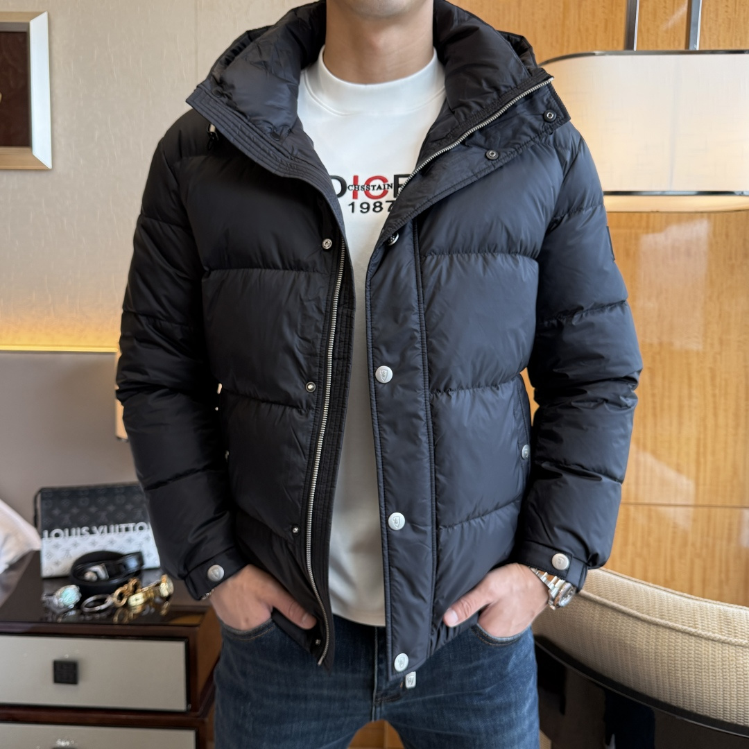 NO:683549,Burberry –  2025 new winter men's down jacket, high-quality design, is a must-have for any man, handsome and handsome. Heavy craftsmanship, 90 down filling, but the fashion stance remains firm, first-class texture, crisp and slim. Classic lapel down, mature and stable style, fine texture, good gloss, and very clear texture, simple and elegant style, strong fashion, version leading the current trend, the upper body effect is very good, the fabric is novel and soft to the touch  Fearless and changeable, blooming in comfort and uniqueness. Calmly and confidently walk the way of urban men's spring clothing. Multi-touch fabric selection, showing the eclectic charm. The upper body will not have any wrinkles, the fit is excellent, the upper body is stylish and handsome, the customized accessories are iconic, and the details determine success or failure. Colors and colors, sizes 48 - 56, can be worn up to 190 pounds.,, burberry, jackets & coats, down jacket,19860909巴宝莉 - 2025年冬季新款男士羽绒服外套,高品质设计,是任何男人都必备的王牌好货,帅气爆表.重工艺直冲工艺,90绒填充,但时尚立场坚挺如故,质感一流,挺括修身.经典翻领的羽绒,成熟稳重风,质感细腻,光泽感佳,且纹理非常清晰,款式简洁大气,时尚度强、版型引领当前趋势,上身效果非常好,面料新颖,手感软 无畏多变,舒适与独特中绽放.从容、自信游走都市型男春装之道.多重触感的面料选择,彰显不拘一格的魅力上身不会有任何褶皱,版型极好,上身有型帅气,定制辅料带有标志性,细节决定成败.颜色图色 尺码48 - 56 最大可穿到190斤.,,burberry,jackets & coats,down jacket,,Men's clothing