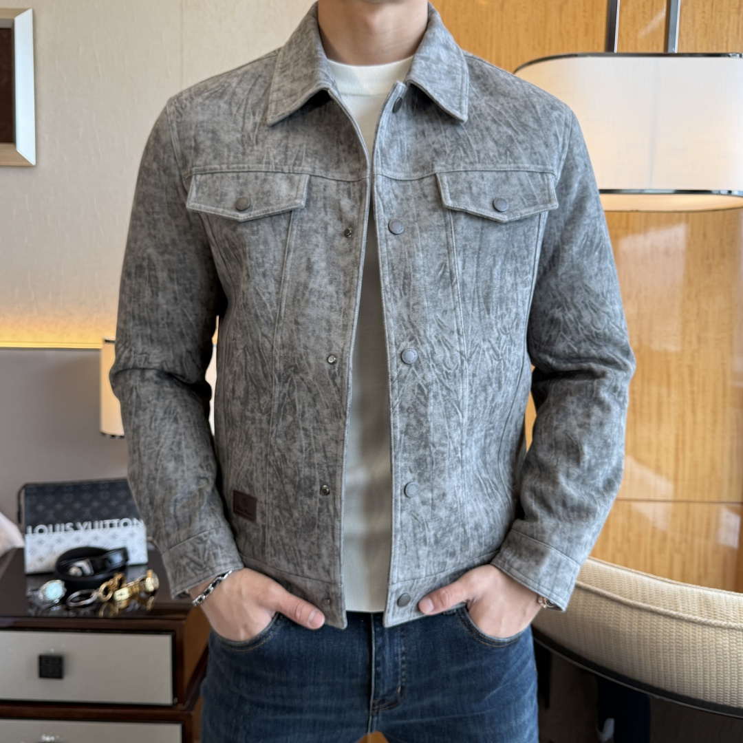 NO:601435,LP Noyo -  2025 new winter men's down jacket, high-quality design, is a must-have for any man, handsome and handsome. Heavy craftsmanship, 90 down filling, but the fashion stance remains firm, first-class texture, crisp and slim. Classic lapel down, mature and stable style, fine texture, good gloss, and very clear texture, simple and elegant style, strong fashion, version leading the current trend, the upper body effect is very good, the fabric is novel and soft to the touch  Fearless and changeable, blooming in comfort and uniqueness. Calmly and confidently walk the way of urban men's spring clothing. Multi-touch fabric selection, showing the eclectic charm. The upper body will not have any wrinkles, the shape is excellent, the upper body is stylish and handsome, the customized accessories are iconic, and the details determine success or failure. Color picture size 48 - 56 can be worn up to 190 pounds.,,loro piana,jackets & coats,down jacket,alexander wang19860909LP诺悠 - 2025年冬季新款男士羽绒服外套,高品质设计,是任何男人都必备的王牌好货,帅气爆表.重工艺直冲工艺,90绒填充,但时尚立场坚挺如故,质感一流,挺括修身.经典翻领的羽绒,成熟稳重风,质感细腻,光泽感佳,且纹理非常清晰,款式简洁大气,时尚度强、版型引领当前趋势,上身效果非常好,面料新颖,手感软 无畏多变,舒适与独特中绽放.从容、自信游走都市型男春装之道.多重触感的面料选择,彰显不拘一格的魅力上身不会有任何褶皱,版型极好,上身有型帅气,定制辅料带有标志性,细节决定成败.颜色图色 尺码48 - 56 最大可穿到190斤.,,loro piana,jackets & coats,down jacket,alexander wang,Men's clothing