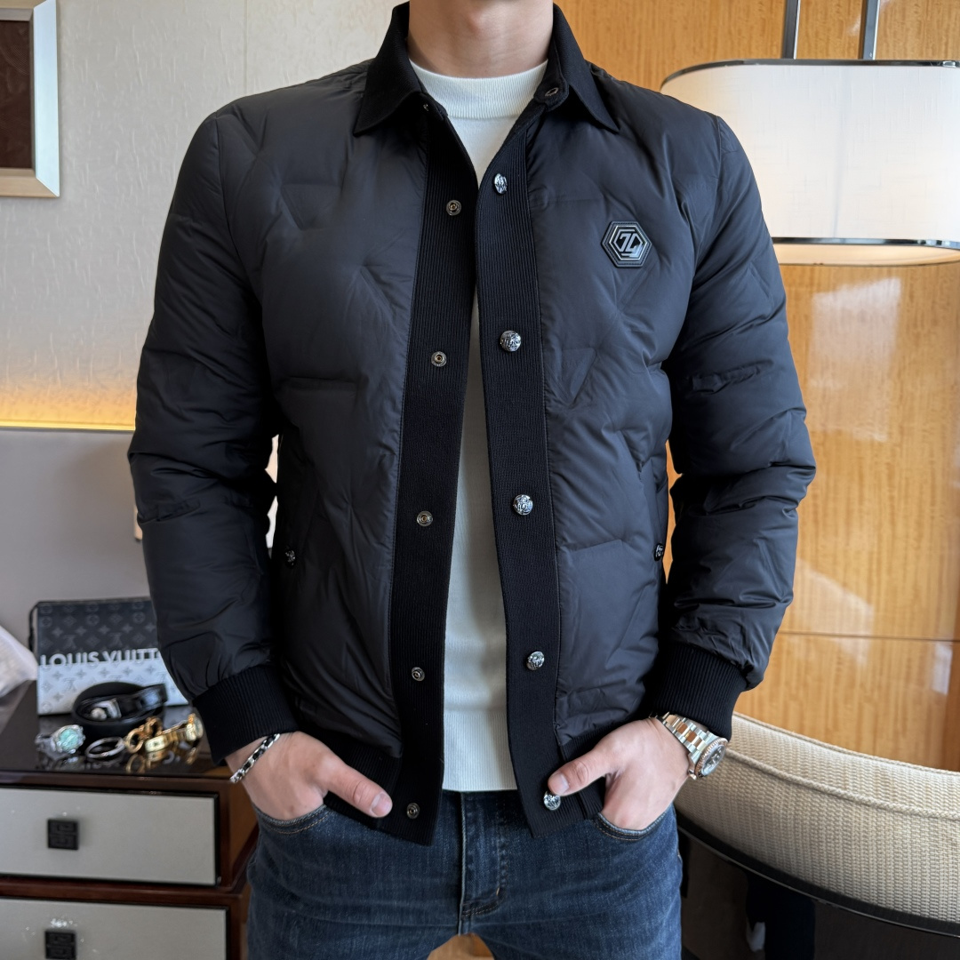 NO:599265,Genia -  2025 new winter men's down jacket, high-quality design, is a must-have for any man, handsome and handsome. Heavy craftsmanship, 90 down filling, but the fashion stance remains firm, first-class texture, crisp and slim. Classic lapel down, mature and stable style, fine texture, good gloss, and very clear texture, simple and elegant style, strong fashion, version leading the current trend, the upper body effect is very good, the fabric is novel and soft to the touch  Fearless and changeable, blooming in comfort and uniqueness. Calmly and confidently walk the way of urban men's spring clothing. Multi-touch fabric selection, showing the eclectic charm. The upper body will not have any wrinkles, the fit is excellent, the upper body is stylish and handsome, the customized accessories are iconic, and the details determine success or failure. Colors and colors, sizes 48 - 56, can be worn up to 190 pounds.,,zegna,jackets & coats,down jacket,alexander wang19860909杰尼娅 - 2025年冬季新款男士羽绒服外套,高品质设计,是任何男人都必备的王牌好货,帅气爆表.重工艺直冲工艺,90绒填充,但时尚立场坚挺如故,质感一流,挺括修身.经典翻领的羽绒,成熟稳重风,质感细腻,光泽感佳,且纹理非常清晰,款式简洁大气,时尚度强、版型引领当前趋势,上身效果非常好,面料新颖,手感软 无畏多变,舒适与独特中绽放.从容、自信游走都市型男春装之道.多重触感的面料选择,彰显不拘一格的魅力上身不会有任何褶皱,版型极好,上身有型帅气,定制辅料带有标志性,细节决定成败.颜色图色 尺码48 - 56 最大可穿到190斤.,,zegna,jackets & coats,down jacket,alexander wang,Men's clothing