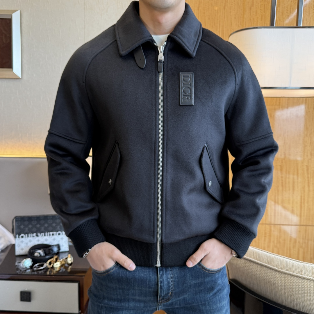 NO:598289,Dior - 2025ss autumn and winter hot-selling premium wool jacket, customized with high-quality polyester fiber fabric!  Logo design with top fashion big-name elements, complete with three standards!  Original hardware accessories, smooth lines, exquisite craftsmanship, awesome upper body shape, comfortable fabrics, windproof and warm, it is very fashionable, handsome and a must-have for casual and fashionable men with any combination!  Sizes M-3XL can fit up to 190 pounds!  ,,dior,jackets & coats,jackets & coats,alexander wang19860909迪奥 - 2025ss秋冬大爆款精品羊毛夹克外套,定制高品质聚酯纤维面料！顶级时尚大牌元素logo设计,三标齐全！原版五金辅料,线条流畅,工艺精致,上身版型超赞,面料舒适,挡风保暖,随意搭配都非常时尚帅气休闲时尚男仕必备款哦！尺码M-3XL 最大可穿190斤！,,dior,jackets & coats,jackets & coats,alexander wang,Men's clothing