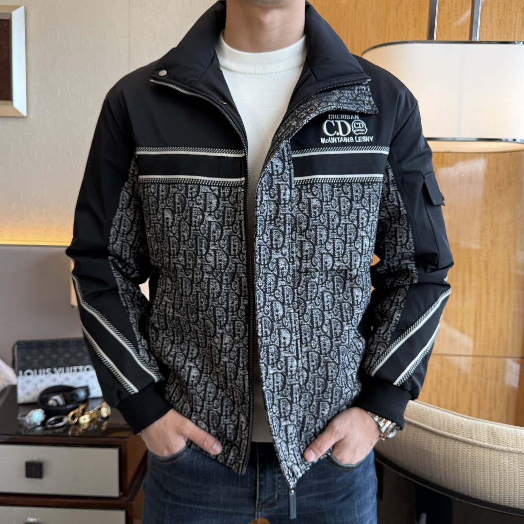NO:683556,Dior -  2025 new winter men's goose down down jacket, high-quality design, is a must-have for any man, handsome and handsome. Heavy craftsmanship, 90% goose down filling, but the fashion stance remains firm, first-class texture, crisp and slim fit. Classic lapel down, mature and stable style, fine texture, good gloss, and very clear texture, simple and elegant style, strong fashion, and version leading the current trend, the upper body effect is very good, the fabric is novel and soft to the touch  Fearless and changeable, blooming in comfort and uniqueness. Calmly and confidently walk the way of urban sportsman's spring clothing. Multi-touch fabric selection, showing the eclectic charm. The upper body will not have any wrinkles, the shape is excellent, the upper body is stylish and handsome, the customized accessories are iconic, and the details determine success or failure. Colors and colors, sizes 48 - 56, can be worn up to 190 pounds.,, dior, jackets & coats, down jacket,19860909迪奥 - 2025年冬季新款男士鹅绒羽绒服外套,高品质设计,是任何男人都必备的王牌好货,帅气爆表.重工艺直冲工艺,90鹅绒填充,但时尚立场坚挺如故,质感一流,挺括修身.经典翻领的羽绒,成熟稳重风,质感细腻,光泽感佳,且纹理非常清晰,款式简洁大气,时尚度强、版型引领当前趋势,上身效果非常好,面料新颖,手感软 无畏多变,舒适与独特中绽放.从容、自信游走都市型男春装之道.多重触感的面料选择,彰显不拘一格的魅力上身不会有任何褶皱,版型极好,上身有型帅气,定制辅料带有标志性,细节决定成败.颜色图色 尺码48 - 56 最大可穿到190斤.,,dior,jackets & coats,down jacket,,Men's clothing