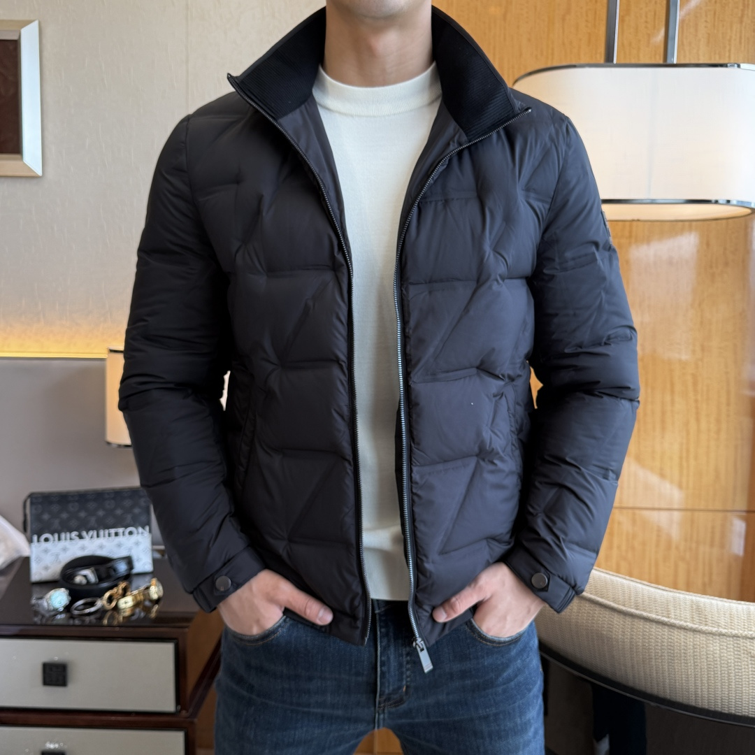 NO:623337,Genia -  2025 new winter men's down jacket, high-quality design, is a must-have for any man, handsome and handsome. Heavy craftsmanship, 90 down filling, but the fashion stance remains firm, first-class texture, crisp and slim. Classic lapel down, mature and stable style, fine texture, good gloss, and very clear texture, simple and elegant style, strong fashion, version leading the current trend, the upper body effect is very good, the fabric is novel and soft to the touch  Fearless and changeable, blooming in comfort and uniqueness. Calmly and confidently walk the way of urban men's spring clothing. Multi-touch fabric selection, showing the eclectic charm. The upper body will not have any wrinkles, the fit is excellent, the upper body is stylish and handsome, the customized accessories are iconic, and the details determine success or failure. Colors and colors, sizes 48 - 56, can be worn up to 190 pounds.,,zegna,jackets & coats,down jacket,alexander wang19860909杰尼娅 - 2025年冬季新款男士羽绒服外套,高品质设计,是任何男人都必备的王牌好货,帅气爆表.重工艺直冲工艺,90绒填充,但时尚立场坚挺如故,质感一流,挺括修身.经典翻领的羽绒,成熟稳重风,质感细腻,光泽感佳,且纹理非常清晰,款式简洁大气,时尚度强、版型引领当前趋势,上身效果非常好,面料新颖,手感软 无畏多变,舒适与独特中绽放.从容、自信游走都市型男春装之道.多重触感的面料选择,彰显不拘一格的魅力上身不会有任何褶皱,版型极好,上身有型帅气,定制辅料带有标志性,细节决定成败.颜色图色 尺码48 - 56 最大可穿到190斤.,,zegna,jackets & coats,down jacket,alexander wang,Men's clothing