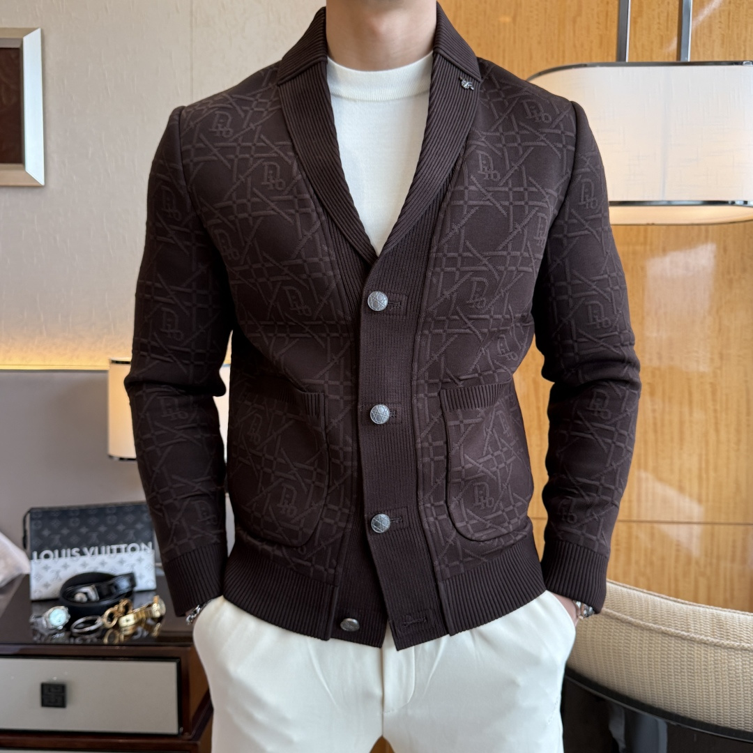 NO:595128,Dior - 2025ss autumn and winter hot-selling boutique jacket, customized with high-quality polyester fiber fabric!  Logo design with top fashion big-name elements, complete with three standards!  Original hardware accessories, smooth lines, exquisite craftsmanship, awesome upper body shape, comfortable fabrics, windproof and warm, it is very fashionable, handsome and a must-have for casual and fashionable men with any combination!  Sizes M-3XL can fit up to 190 pounds!  ,,dior,jackets & coats,jackets & coats,alexander wang19860909迪奥 - 2025ss秋冬大爆款精品夹克外套,定制高品质聚酯纤维面料！顶级时尚大牌元素logo设计,三标齐全！原版五金辅料,线条流畅,工艺精致,上身版型超赞,面料舒适,挡风保暖,随意搭配都非常时尚帅气休闲时尚男仕必备款哦！尺码M-3XL 最大可穿190斤！,,dior,jackets & coats,jackets & coats,alexander wang,Men's clothing