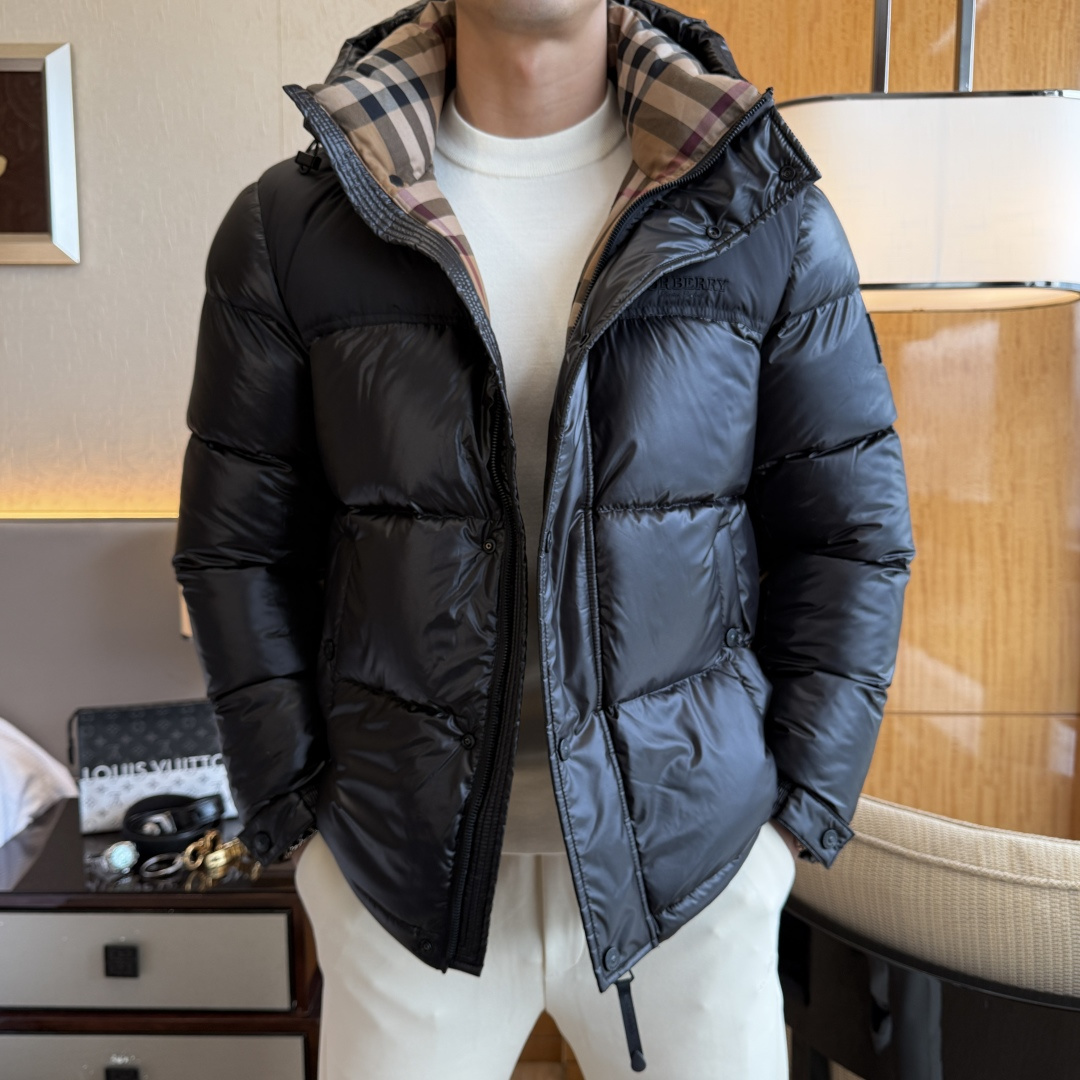 NO:601468,The highest version on the market, pay attention to details and compare with Burberry -  2025 new winter men's goose down down jacket, high-quality design, is a must-have for any man, handsome and handsome. Heavy craftsmanship, 90% goose down filling, but the fashion stance remains firm, first-class texture, crisp and slim fit. Classic lapel down, mature and stable style, fine texture, good gloss, and very clear texture, simple and elegant style, strong fashion, and version leading the current trend, the upper body effect is very good, the fabric is novel and soft to the touch  Fearless and changeable, blooming in comfort and uniqueness. Calmly and confidently walk the way of urban men's spring clothing. Multi-touch fabric selection, showing the eclectic charm. The upper body will not have any wrinkles, the fit is excellent, the upper body is stylish and handsome, the customized accessories are iconic, and the details determine success or failure. Colors and colors, sizes 48 - 56, can be worn up to 190 pounds.,, burberry, jackets & coats, down jacket, alexander wang19860909市场最高版本,注意细节对比巴宝莉 - 2025年冬季新款男士鹅绒羽绒服外套,高品质设计,是任何男人都必备的王牌好货,帅气爆表.重工艺直冲工艺,90鹅绒填充,但时尚立场坚挺如故,质感一流,挺括修身.经典翻领的羽绒,成熟稳重风,质感细腻,光泽感佳,且纹理非常清晰,款式简洁大气,时尚度强、版型引领当前趋势,上身效果非常好,面料新颖,手感软 无畏多变,舒适与独特中绽放.从容、自信游走都市型男春装之道.多重触感的面料选择,彰显不拘一格的魅力上身不会有任何褶皱,版型极好,上身有型帅气,定制辅料带有标志性,细节决定成败.颜色图色 尺码48 - 56 最大可穿到190斤.,,burberry,jackets & coats,down jacket,alexander wang,Men's clothing