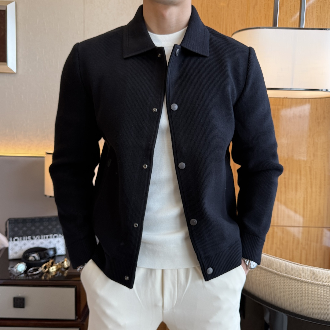 NO:595130,LP Nuoyo - 2025ss autumn and winter hot style wool jacket, customized high-quality polyester fiber fabric!  Logo design with top fashion big-name elements, complete with three standards!  Original hardware accessories, smooth lines, exquisite craftsmanship, awesome upper body shape, comfortable fabrics, windproof and warm, it is very fashionable, handsome and a must-have for casual and fashionable men with any combination!  Sizes M-3XL can fit up to 190 pounds!  ,,loro piana,jackets & coats,jackets & coats,alexander wang19860909LP诺悠 - 2025ss秋冬大爆款精品羊毛夹克外套,定制高品质聚酯纤维面料！顶级时尚大牌元素logo设计,三标齐全！原版五金辅料,线条流畅,工艺精致,上身版型超赞,面料舒适,挡风保暖,随意搭配都非常时尚帅气休闲时尚男仕必备款哦！尺码M-3XL 最大可穿190斤！,,loro piana,jackets & coats,jackets & coats,alexander wang,Men's clothing