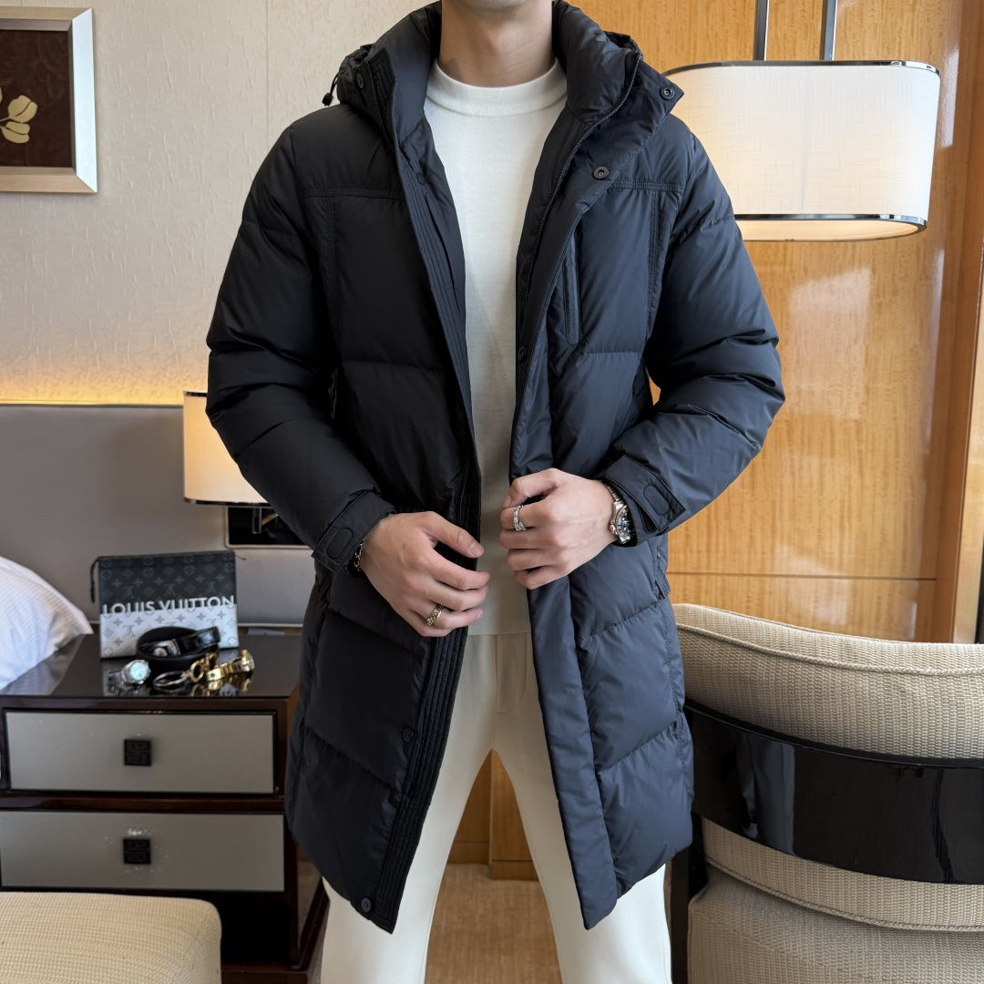 NO:599276,Armani - 2025ss counter's popular fashion long down jacket, made of high-end windproof polyester fiber fabric, heavy craftsmanship design, the counter's latest brand element design, making men more handsome and stylish, the fabric is close-fitting and comfortable, and has strong warmth retention!  Customized original hardware accessories, complex turning, exquisite craftsmanship, and high-quality 90 duck down fillers will make you more elegant and warm all winter [satisfied]. The style is simple, fashionable and generous, a fashionable casual item, wearing it will make you the center of attention wherever you go!  Fashion is always close to you Size M - 3XL (model 178/145 pounds upper body size L), armani,jackets & coats,jackets & coats,down jacket,alexander wang19860909阿玛尼 - 2025ss专柜大爆款时尚长款羽绒夹克外套,高档防风聚酯纤维面料制作,重工艺设计,专柜最新品牌元素设计,让男人更帅气有型,面料贴身舒适,保暖性非常强！定制原版五金辅料,车工复杂,工艺精湛,填充物采用高品质90鸭绒,让你整个冬天有风度更有温度[得意].版型简洁时尚大方,时尚潮流休闲单品,穿上它让你走到那里都是焦点！时尚总是离你很近码数Ｍ - 3XL (模特178/145斤上身L码),,armani,jackets & coats,jackets & coats,down jacket,alexander wang,Men's clothing