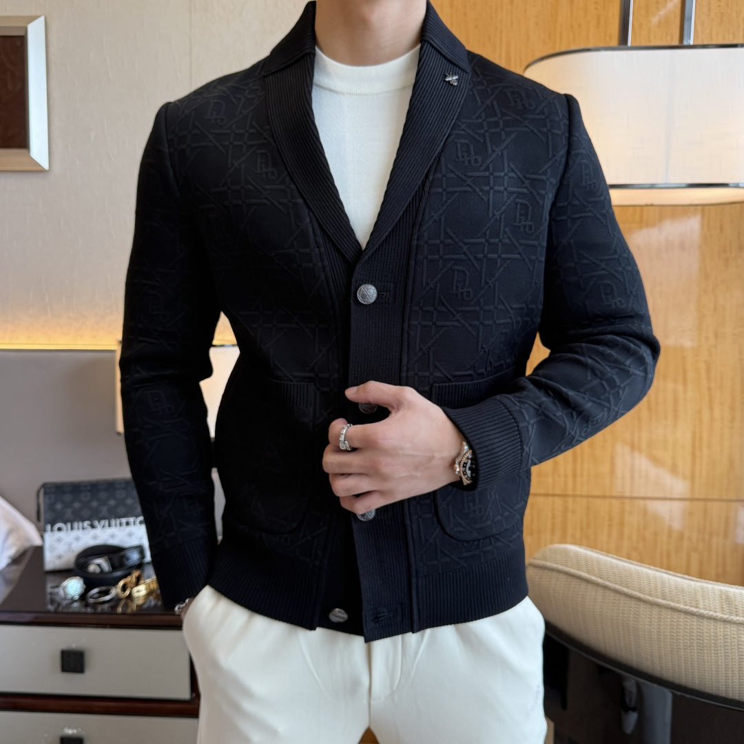 NO:598286,Dior - 2025ss autumn and winter hot-selling boutique jacket, customized with high-quality polyester fiber fabric!  Logo design with top fashion big-name elements, complete with three standards!  Original hardware accessories, smooth lines, exquisite craftsmanship, awesome upper body shape, comfortable fabrics, windproof and warm, it is very fashionable, handsome and a must-have for casual and fashionable men with any combination!  Sizes M-3XL can fit up to 190 pounds!  ,,dior,jackets & coats,jackets & coats,alexander wang19860909迪奥 - 2025ss秋冬大爆款精品夹克外套,定制高品质聚酯纤维面料！顶级时尚大牌元素logo设计,三标齐全！原版五金辅料,线条流畅,工艺精致,上身版型超赞,面料舒适,挡风保暖,随意搭配都非常时尚帅气休闲时尚男仕必备款哦！尺码M-3XL 最大可穿190斤！,,dior,jackets & coats,jackets & coats,alexander wang,Men's clothing