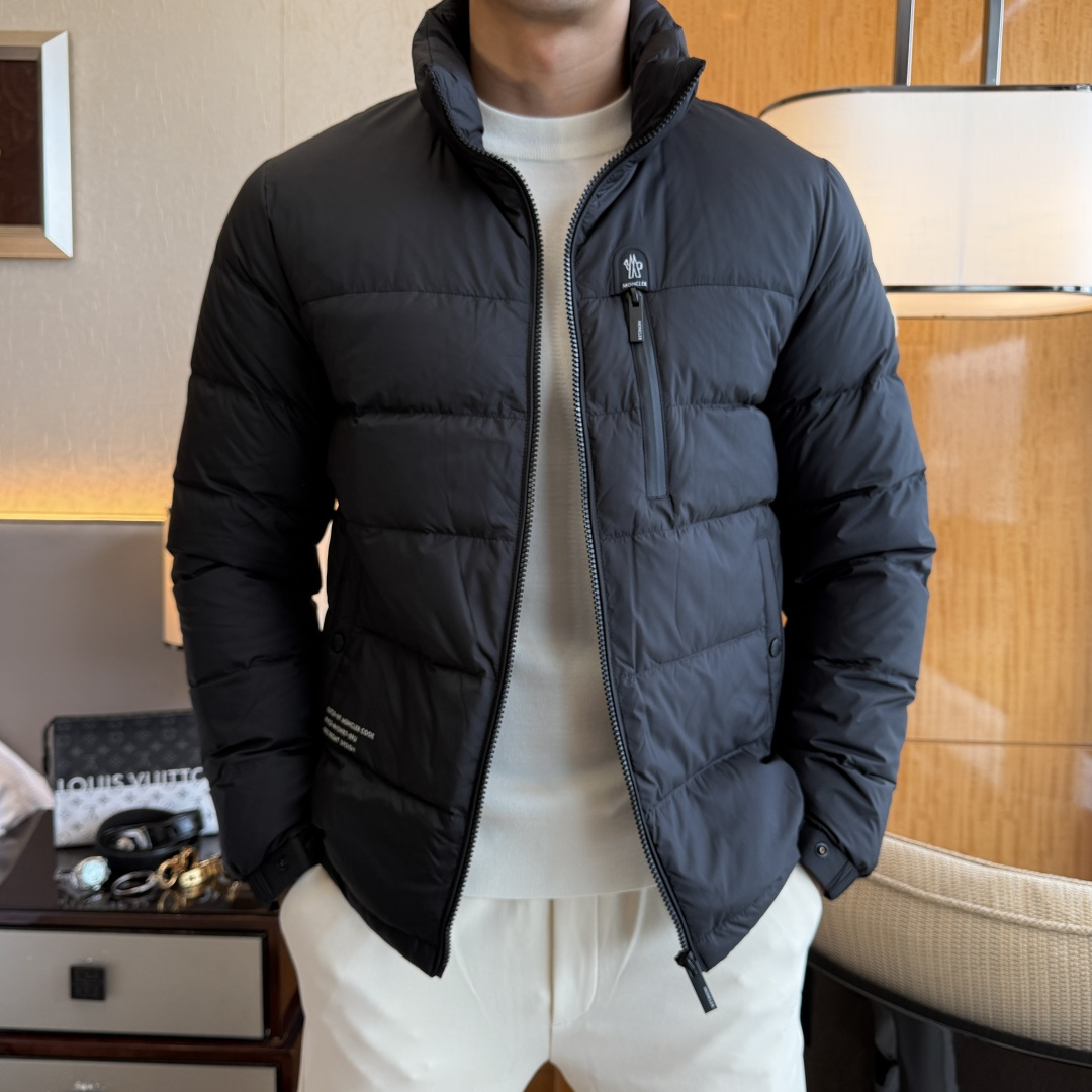 NO:595113,Mengkou - Men's business casual goose down down jacket, sourced from Hong Kong foreign companies, top pure blood quality, original factory OEM, 25F/W autumn and winter new products, high-end first-line ready-to-wear series!  As the most powerful magic weapon in the MO family series, it has accumulated a very high reputation. It perfectly integrates fashion aesthetics and new urban business and leisure concepts. It continues the consistent design tone of the EZ family. It perfectly interprets the Italian minimalist, capable and outdoor functional style throughout the body. It is both solemn and harmonious, and the upper body is full of style!  In terms of overall design tone, it still follows the minimalist line of the MO family. The lines are smooth and capable, and there are no complicated craftsmanship elements. It is only based on fabrics and craftsmanship. Simplicity is the most advanced way of expression and the highest level of temperament and taste. The chest is decorated with embroidered brand logo, which is a close-up of the soul!  The custom-made Italian fabri19860909蒙口 - 男士商务休闲鹅绒羽绒服外套,香港洋行渠道货,顶级纯正血统品质,原厂代工出品,25F/W秋冬新品,高端一线成衣系列！ 作为MO家族系列中最有力的法宝,积攒了极高的口碑,将时装美学和新都市商务休闲概念完美融合,延续一贯EZ家的设计基调,通体将意式的极简、干练和户外功能性风格极致诠释,亦庄亦谐,上身型款十足！ 整体在设计基调方面,依然沿袭了MO家族的极简路线,线条感流畅干练,无繁复的工艺元素傍身,唯以面料与工艺取胜,简约才是最高级的表达方式,亦是衬托气质与品位的最高境界,胸前饰有品牌标识刺绣体,属于灵魂是的特写！ 客供的意大利专属订织面料,具备优越的防风防水功能特质,内胆填充甄选台湾白鸭绒,提取的白鹅腹部高品质的玉朵绒,无任何异味,锁温效果与保暖性极佳！ 细节精湛出色,门襟处拼饰有经典咖色皮革材质,领部采用防风束绳设计,帽领可拆卸,双拉链开合配置！ 剪裁一流,干净利落,上身型款十足,上身无任何臃肿感,非常修身且轻便,风度与温暖完美兼备,配色轻熟百搭,轻松驾驭各种场合,商务通勤谈判、公务律政等满足日常各种穿搭,属于精神感超强的一款羽绒装备！尺码48-56,,Moncler,jackets & coats,down jacket,hats,alexander wang,Men's clothing