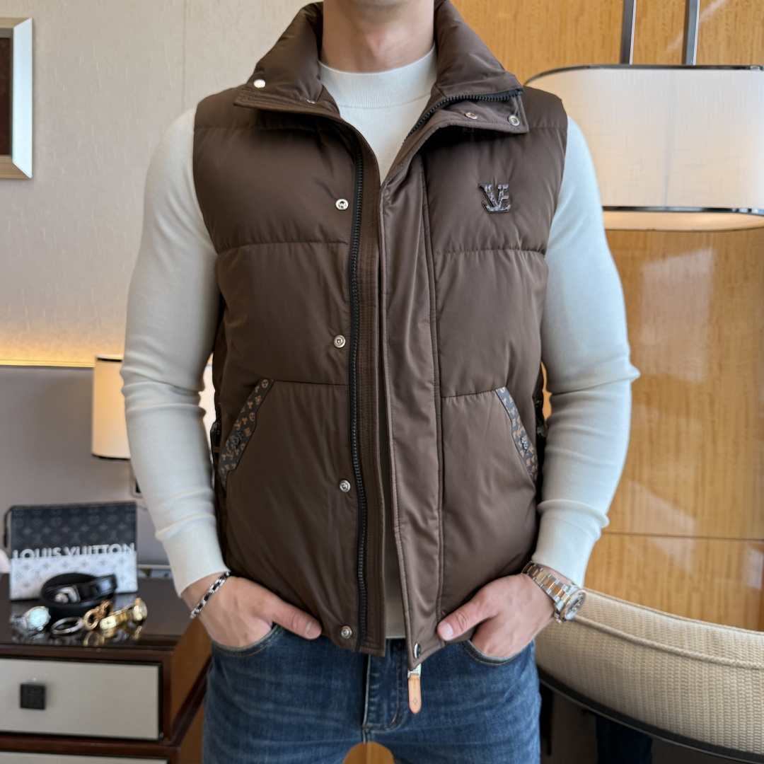 NO:598285,LV - 2025ss new autumn and winter products, foreign trade company order, simple style fashionable down vest, imported original high-quality fiber blended fabric, filled with 95 white duck down inside!  The sag and luster are definitely refreshing and make you look more youthful and energetic. The workmanship is neat and smooth. All the hardware accessories are supplied by customers and come with top-notch accessories. At first glance, they are high-end fabrics. These fabrics are all custom-woven. There is nothing picky about them on the outside. This kind of jacket is for regular wear and is very practical. Sizes M-3XL, louis vuitton, jackets & coats, down jacket, alexander wang19860909LV - 2025ss秋冬新品外贸公司订单 简约风格时尚羽绒马甲 进口原版高品质纤维混纺面料,内里填充95白鸭绒！垂度和光泽绝对是提气,更显青春活力,车工走线整齐平整,所有五金附料都是客供带顶级配件 一看就是高档的面料 这种面料都是定织的 外面根本就没有 无任何有挑剔的地方 这样的一件外套属于常备常穿的,实用性很强.尺码M-3XL,,louis vuitton,jackets & coats,down jacket,alexander wang,Men's clothing