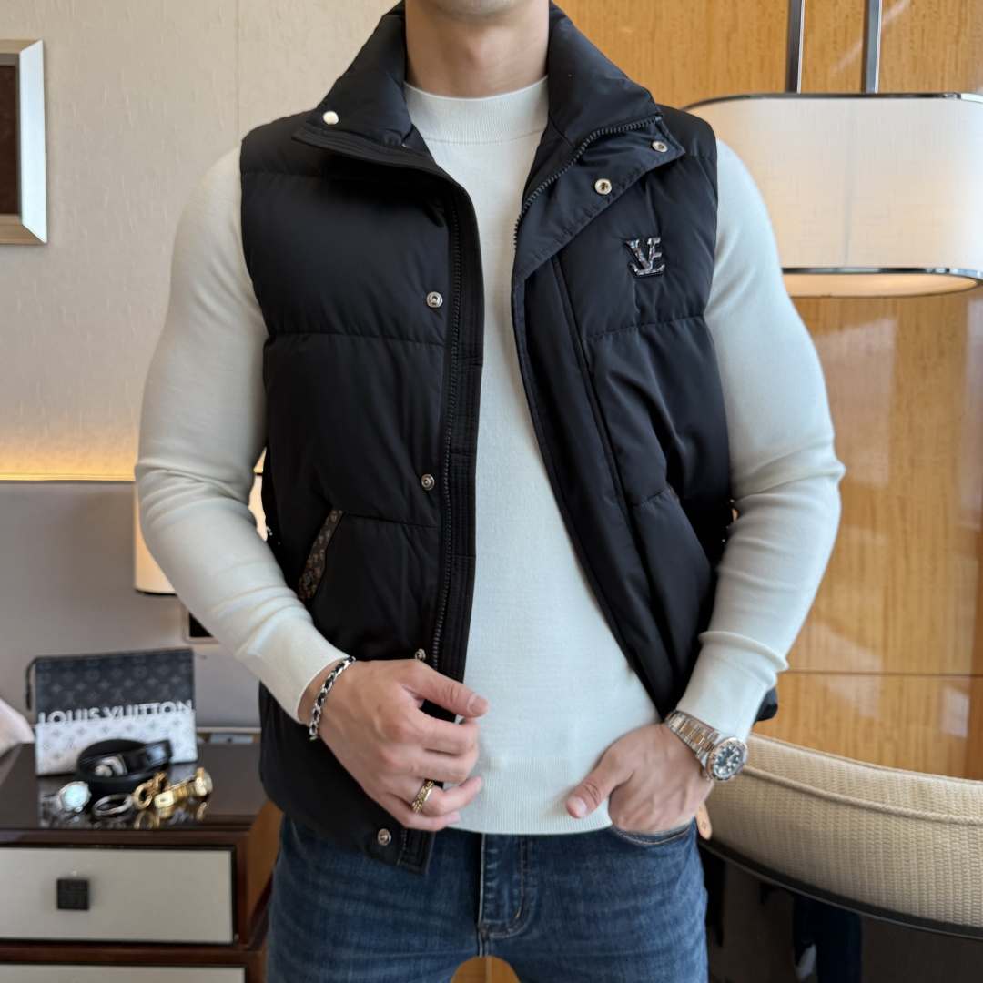 NO:597119,LV - 2025ss new autumn and winter products, foreign trade company order, simple style fashionable down vest, imported original high-quality fiber blended fabric, filled with 95 white duck down inside!  The sag and luster are definitely refreshing and make you look more youthful and energetic. The workmanship is neat and smooth. All the hardware accessories are supplied by customers and come with top-notch accessories. At first glance, they are high-end fabrics. These fabrics are all custom-woven. There is nothing picky about them on the outside. This kind of jacket is for regular wear and is very practical. Sizes M-3XL, louis vuitton, jackets & coats, down jacket, alexander wang19860909LV - 2025ss秋冬新品外贸公司订单 简约风格时尚羽绒马甲 进口原版高品质纤维混纺面料,内里填充95白鸭绒！垂度和光泽绝对是提气,更显青春活力,车工走线整齐平整,所有五金附料都是客供带顶级配件 一看就是高档的面料 这种面料都是定织的 外面根本就没有 无任何有挑剔的地方 这样的一件外套属于常备常穿的,实用性很强.尺码M-3XL,,louis vuitton,jackets & coats,down jacket,alexander wang,Men's clothing