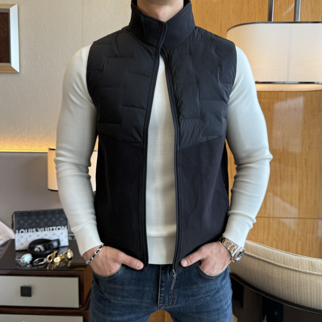 NO:597122,Zegna - 2025ss new autumn and winter products foreign trade company order simple style fashionable down vest, imported original high-quality fiber blended fabric, filled with 95 white duck down inside!  The sag and gloss are definitely refreshing and make you look more youthful and energetic. The workmanship is neat and smooth. All hardware accessories are supplied by customers and come with top-grade accessories. At first glance, they are high-end fabrics. These fabrics are all custom-woven and there is nothing picky about them on the outside. This kind of jacket is for regular wear and is very practical. Sizes M-3XL, zegna, jackets & coats, down jacket, alexander wang19860909杰尼娅 - 2025ss秋冬新品外贸公司订单 简约风格时尚羽绒马甲 进口原版高品质纤维混纺面料,内里填充95白鸭绒！垂度和光泽绝对是提气,更显青春活力,车工走线整齐平整,所有五金附料都是客供带顶级配件 一看就是高档的面料 这种面料都是定织的 外面根本就没有 无任何有挑剔的地方 这样的一件外套属于常备常穿的,实用性很强.尺码M-3XL,,zegna,jackets & coats,down jacket,alexander wang,Men's clothing