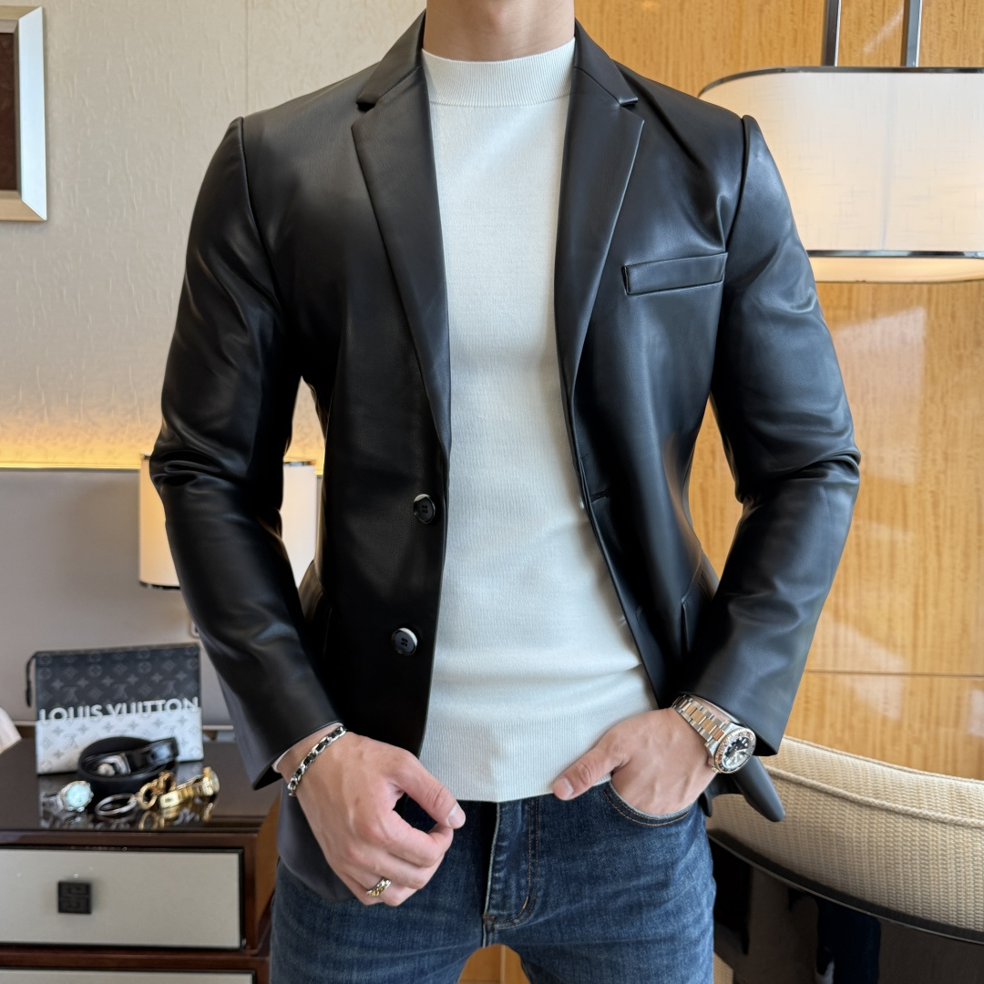 NO:601424,Prada - 2025ss Autumn and Winter hot-selling leather jacket, high-quality European products, luxurious craftsmanship design, fashionable new products, big brands are very fashionable, imported polyester fiber PU leather material, perfect three-dimensional tailoring, more comfortable and versatile to wear, this density of sewing technology!  Luxurious and fashionable to the extreme!  A must-have for trendy men, sizes M-3XL (model weighs 178/145 pounds, upper body size L), prada, jackets & coats, leather jacket, alexander wang19860909普拉达 - 2025ss秋冬大爆款皮衣外套,精品欧货,元素奢华工艺设计,时尚新品,大牌很时尚,进口聚酯纤维PU皮材质,完美立体剪裁,穿着起来更加舒服百搭,这种密度的缝制工艺！奢华时尚到极致！潮男必备款,尺码 M-3XL (模特178/145斤上身L码),,prada,jackets & coats,leather jacket,alexander wang,Men's clothing