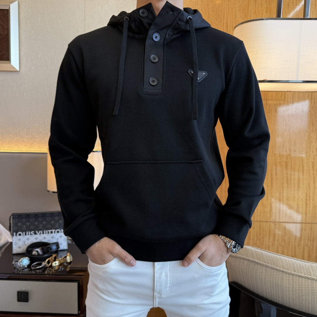 NO:598272,Prada - 2025ss hot new style in autumn, the highest version of fashionable thin velvet thick sweatshirt, a must-have classic every year. Favored and respected by major stars, it selects high-end European cotton blended fabrics, is made with heavy craftsmanship, original hardware accessories logo design, soft and smooth, and dense texture!  Stylish upper body!  One of the impeccable must-have styles for autumn!  M-3XL can wear up to 190 pounds!  ,,prada,hoodie,sweatshirts,alexander wang19860909普拉达- 2025ss秋季大爆新款,最高版本时尚薄绒厚款卫衣、每年必出的经典之作.受各大明星的青睐推崇,精选高端欧棉混纺面料,重工艺制作,原版五金辅料logo设计,柔软顺滑,质地密实！上身时尚有型！秋季无可挑剔必选款式之一！M-3XL 最大穿190斤！,,prada,hoodie,sweatshirts,alexander wang,Men's clothing