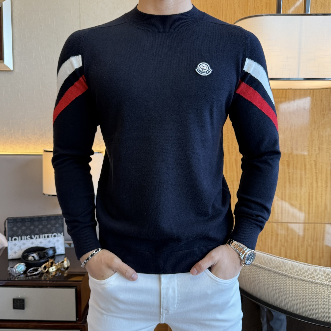 NO:599240,Mengkou - 2025SS Autumn and Winter counter's most popular woolen sweater, casual and fashionable outer wear, a must-have for inner wear, custom-made imported worsted sheep wool fabric, the fabric has a delicate feel, close to the body and is comfortable without digging into the flesh, and the upper body has a good shape. It is warm to wear, and the counter logo design is very unique. The original quality and craftsmanship are definitely the highest version on the market. The top original version is awesome to wear. It is soft and crisp, not easy to deform. The seams and seams are very rigorous and elegant. Absolutely the first-line OEM requirements!  Don’t miss it, male gods!  Size M-3XL,,Moncler,alexander wang19860909蒙口- 2025ss秋冬专柜大爆款羊毛衫,休闲时尚外穿 内搭必备款,定制进口精纺绵羊毛面料,面料手感细腻,贴身舒适不扎肉,上身版型好 穿着保暖,专柜标志设计非常独特,原版品质与工艺 绝对市场最高版本 顶级原版穿着超赞 柔顺挺括,不易变形.锁边缝盘都非常严谨考究 绝对一线代工要求！男神们别错过！ 尺码 M-3XL,,Moncler,alexander wang,Men's clothing