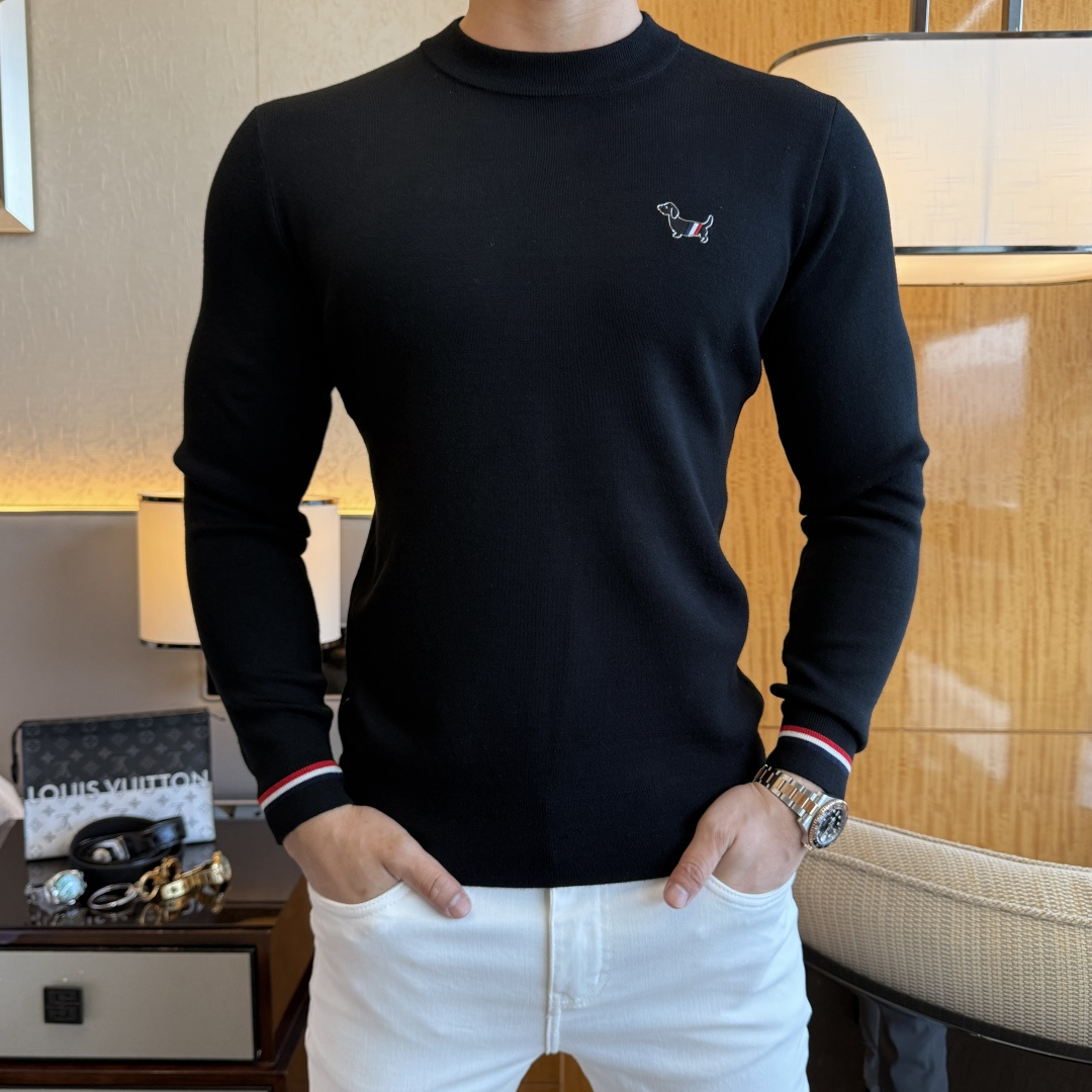 NO:598273,TB- 2025ss Autumn and Winter counter's popular knitted sweater, casual and fashionable outer wear, a must-have for inner wear, custom-made imported worsted wool fabric, the fabric has a delicate feel, close to the body and is comfortable without digging into the flesh, and the upper body has a good shape. It is warm to wear, and the counter logo design is very unique. The original quality and craftsmanship are definitely the highest version on the market. The top original version is awesome to wear. It is soft and crisp, not easy to deform. The seams and seams are very rigorous and elegant. Absolutely the first-line OEM requirements!  Don’t miss it, male gods!  Size M-3XL,,alexander wang19860909TB- 2025ss秋冬专柜大爆款针织毛衫,休闲时尚外穿 内搭必备款,定制进口精纺绵羊毛面料,面料手感细腻,贴身舒适不扎肉,上身版型好 穿着保暖,专柜标志设计非常独特,原版品质与工艺 绝对市场最高版本 顶级原版穿着超赞 柔顺挺括,不易变形.锁边缝盘都非常严谨考究 绝对一线代工要求！男神们别错过！ 尺码 M-3XL,,alexander wang,Men's clothing