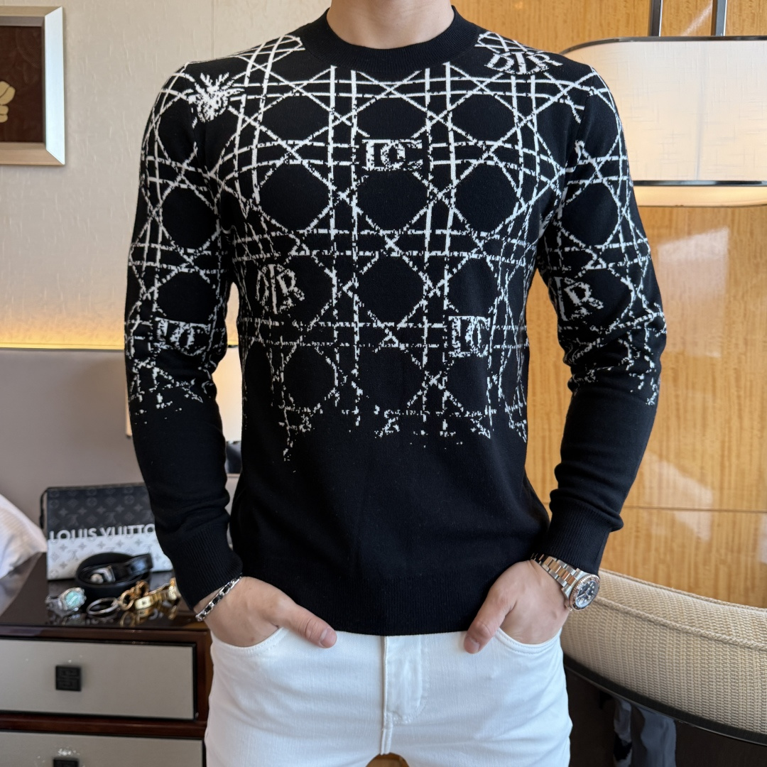 NO:598251,Dior - 2025ss Autumn and Winter counter's popular knitted sweater, casual and fashionable outer wear, a must-have for inner wear, customized imported worsted wool fabric, the fabric has a delicate feel, close to the body and is comfortable without digging into the flesh, and the upper body has a good shape. It is warm to wear, and the counter logo design is very unique. The original quality and craftsmanship are definitely the highest version on the market. The top original version is awesome to wear. It is soft and crisp, not easy to deform. The seams and seams are very rigorous and elegant, absolutely the first-line OEM requirements!  Don’t miss it, male gods!  Size M-3XL,,dior,alexander wang19860909迪奥- 2025ss秋冬专柜大爆款针织毛衫,休闲时尚外穿 内搭必备款,定制进口精纺绵羊毛面料,面料手感细腻,贴身舒适不扎肉,上身版型好 穿着保暖,专柜标志设计非常独特,原版品质与工艺 绝对市场最高版本 顶级原版穿着超赞 柔顺挺括,不易变形.锁边缝盘都非常严谨考究 绝对一线代工要求！男神们别错过！ 尺码 M-3XL,,dior,alexander wang,Men's clothing