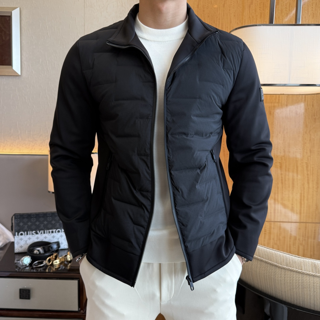 NO:597149,Mouth-  2025 new winter men's down jacket, high-quality design, is a must-have for any man, handsome and handsome. Heavy craftsmanship, 90 down filling, but the fashion stance remains firm, first-class texture, crisp and slim. Classic lapel down, mature and stable style, fine texture, good gloss, and very clear texture, simple and elegant style, strong fashion, version leading the current trend, the upper body effect is very good, the fabric is novel and soft to the touch  Fearless and changeable, blooming in comfort and uniqueness. Calmly and confidently walk the way of urban men's spring clothing. Multi-touch fabric selection, showing the eclectic charm. The upper body will not have any wrinkles, the fit is excellent, the upper body is stylish and handsome, the customized accessories are iconic, and the details determine success or failure. Colors and colors Sizes M-3XL can be worn up to 200 pounds.,, Moncler, jackets & coats, down jacket, alexander wang19860909蒙口- 2025年冬季新款男士羽绒服外套,高品质设计,是任何男人都必备的王牌好货,帅气爆表.重工艺直冲工艺,90绒填充,但时尚立场坚挺如故,质感一流,挺括修身.经典翻领的羽绒,成熟稳重风,质感细腻,光泽感佳,且纹理非常清晰,款式简洁大气,时尚度强、版型引领当前趋势,上身效果非常好,面料新颖,手感软 无畏多变,舒适与独特中绽放.从容、自信游走都市型男春装之道.多重触感的面料选择,彰显不拘一格的魅力上身不会有任何褶皱,版型极好,上身有型帅气,定制辅料带有标志性,细节决定成败.颜色图色 尺码M-3XL最大可穿到200斤.,,Moncler,jackets & coats,down jacket,alexander wang,Men's clothing