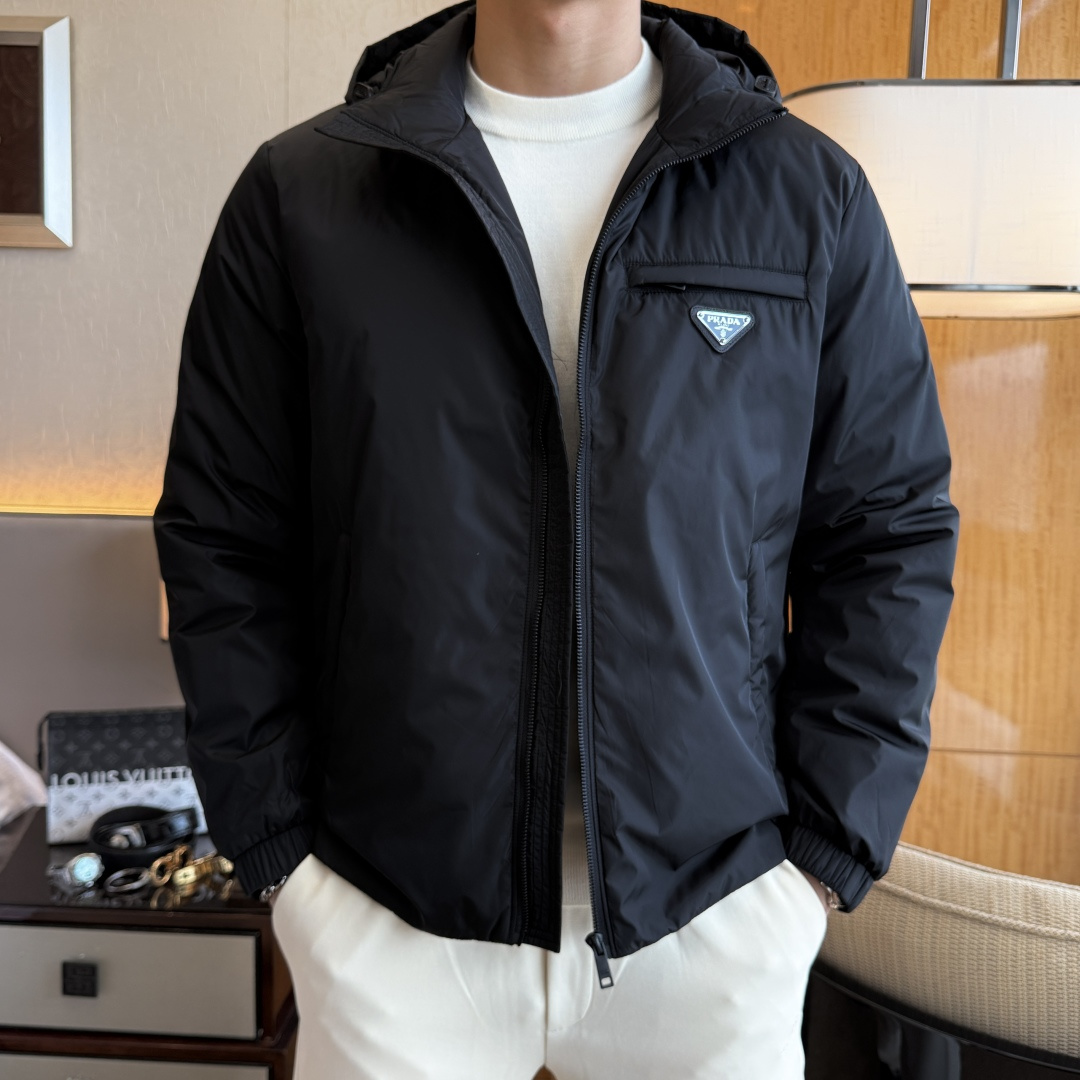 NO:598279,High version!  Same style as Messi!  PRA*P&Rada  F/W fashionable and casual hooded nameplate badge down jacket, made of high-tech direct-fill fabric specially supplied from Italy, which is waterproof and windproof and more effective in preventing linting. The interior is filled with 90% imported white down and 10% feathers, which is light, warm and comfortable, with heavy craftsmanship  The design and materials used are very sophisticated, and the workmanship and wiring are top-notch, which is definitely comparable to that of the counters. The vest is the star of versatile matching. It can be mixed with shirts, T-shirts, sweatshirts, and jeans, whether it is rigorous or casual. No matter how you style it, you can't hide your unique style!  Size M-3XL,,prada,hoodie,sweatshirts,jackets & coats,shirts,tees,t-shirt,down jacket,hats,alexander wang19860909高版本！梅西同款！PRA*普&拉达 F/W时尚休闲连帽铭牌徽章羽绒服外套,意大利特供高科技直充面料,在防水防风的功能性上更有效的保证了防止钻毛现象.内里90进口白羽绒填充10羽毛,轻盈保暖舒适,重工艺设计,用料可谓十分精良,车工走线一流,绝对可媲美专柜.马甲可谓是百变搭配之星,可混搭衬衫、T恤、卫衣、牛仔,即可严谨亦可休闲,不管怎样一种搭法,都掩饰不住独特的范儿！尺码M-3XL,,prada,hoodie,sweatshirts,jackets & coats,shirts,tees，t-shirt,down jacket,hats,alexander wang,Men's clothing