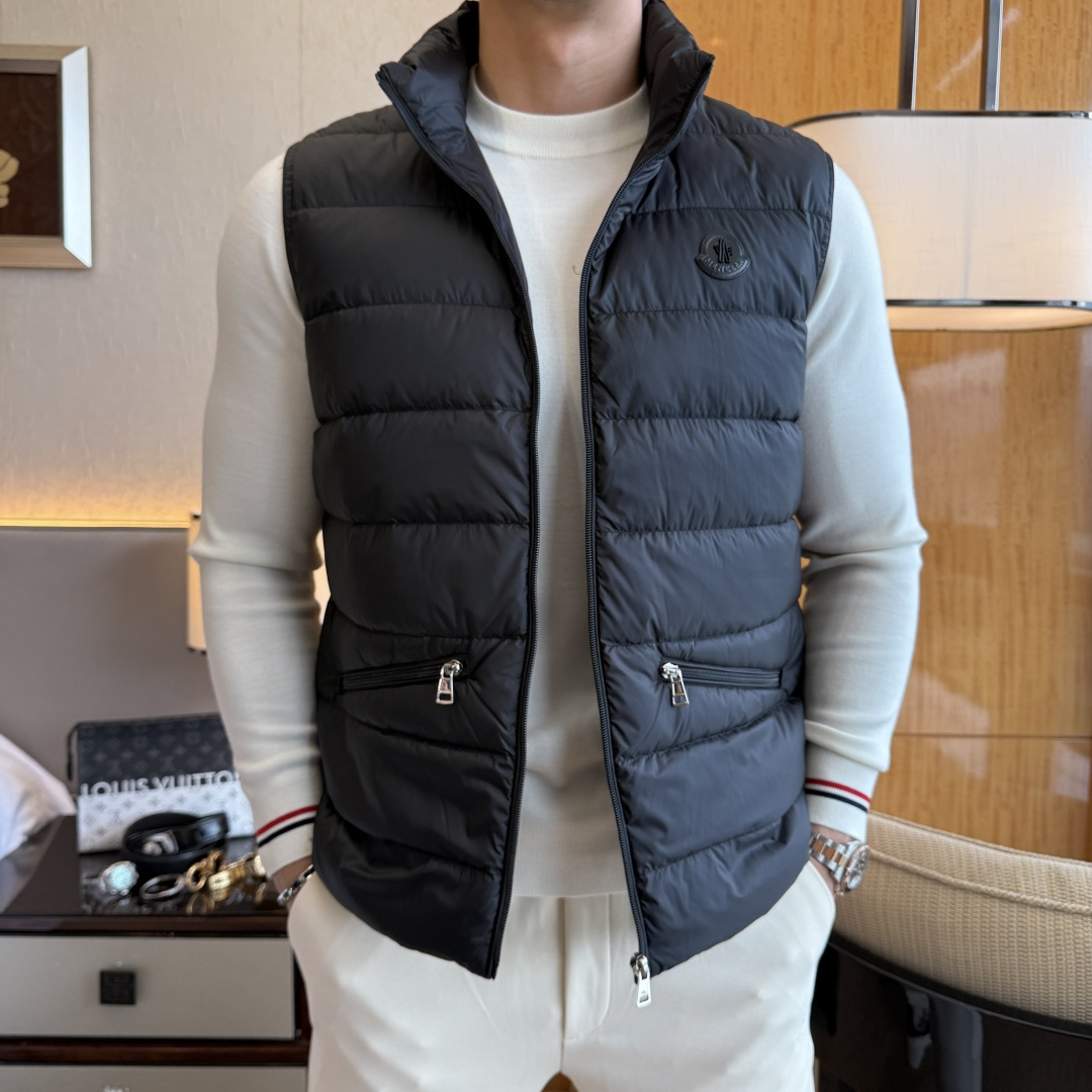 NO:598280,Mengkou - 2025ss autumn and winter new product foreign trade company order simple style fashionable down vest imported original high-quality fiber blended fabric, filled with 95 white duck down inside!  The sag and luster are definitely refreshing and make you look more youthful and energetic. The workmanship is neat and smooth. All the hardware accessories are supplied by customers and come with top-notch accessories. At first glance, they are high-end fabrics. These fabrics are all custom-woven and there is nothing picky about them on the outside. This kind of jacket is for regular wear and is very practical. Sizes M-3XL, Moncler, jackets & coats, down jacket, alexander wang19860909蒙口- 2025ss秋冬新品外贸公司订单 简约风格时尚羽绒马甲 进口原版高品质纤维混纺面料,内里填充95白鸭绒！垂度和光泽绝对是提气,更显青春活力,车工走线整齐平整,所有五金附料都是客供带顶级配件 一看就是高档的面料 这种面料都是定织的 外面根本就没有 无任何有挑剔的地方 这样的一件外套属于常备常穿的,实用性很强.尺码M-3XL,,Moncler,jackets & coats,down jacket,alexander wang,Men's clothing