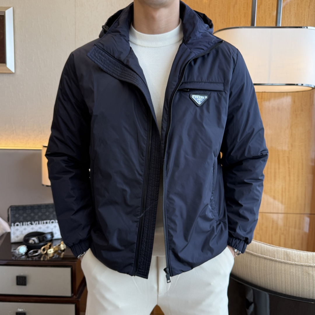 NO:595152,High version!  Same style as Messi!  PRA*P&Rada  F/W fashionable and casual hooded nameplate badge down jacket, made of high-tech direct-fill fabric specially supplied from Italy, which is waterproof and windproof and more effective in preventing linting. The interior is filled with 90% imported white down and 10% feathers, which is light, warm and comfortable, with heavy craftsmanship  The design and materials used are very sophisticated, and the workmanship and wiring are top-notch, which is definitely comparable to that of the counters. The vest is the star of versatile matching. It can be mixed with shirts, T-shirts, sweatshirts, and jeans, whether it is rigorous or casual. No matter how you style it, you can't hide your unique style!  Size M-3XL,,prada,hoodie,sweatshirts,jackets & coats,shirts,tees,t-shirt,down jacket,hats,alexander wang19860909高版本！梅西同款！PRA*普&拉达 F/W时尚休闲连帽铭牌徽章羽绒服外套,意大利特供高科技直充面料,在防水防风的功能性上更有效的保证了防止钻毛现象.内里90进口白羽绒填充10羽毛,轻盈保暖舒适,重工艺设计,用料可谓十分精良,车工走线一流,绝对可媲美专柜.马甲可谓是百变搭配之星,可混搭衬衫、T恤、卫衣、牛仔,即可严谨亦可休闲,不管怎样一种搭法,都掩饰不住独特的范儿！尺码M-3XL,,prada,hoodie,sweatshirts,jackets & coats,shirts,tees，t-shirt,down jacket,hats,alexander wang,Men's clothing