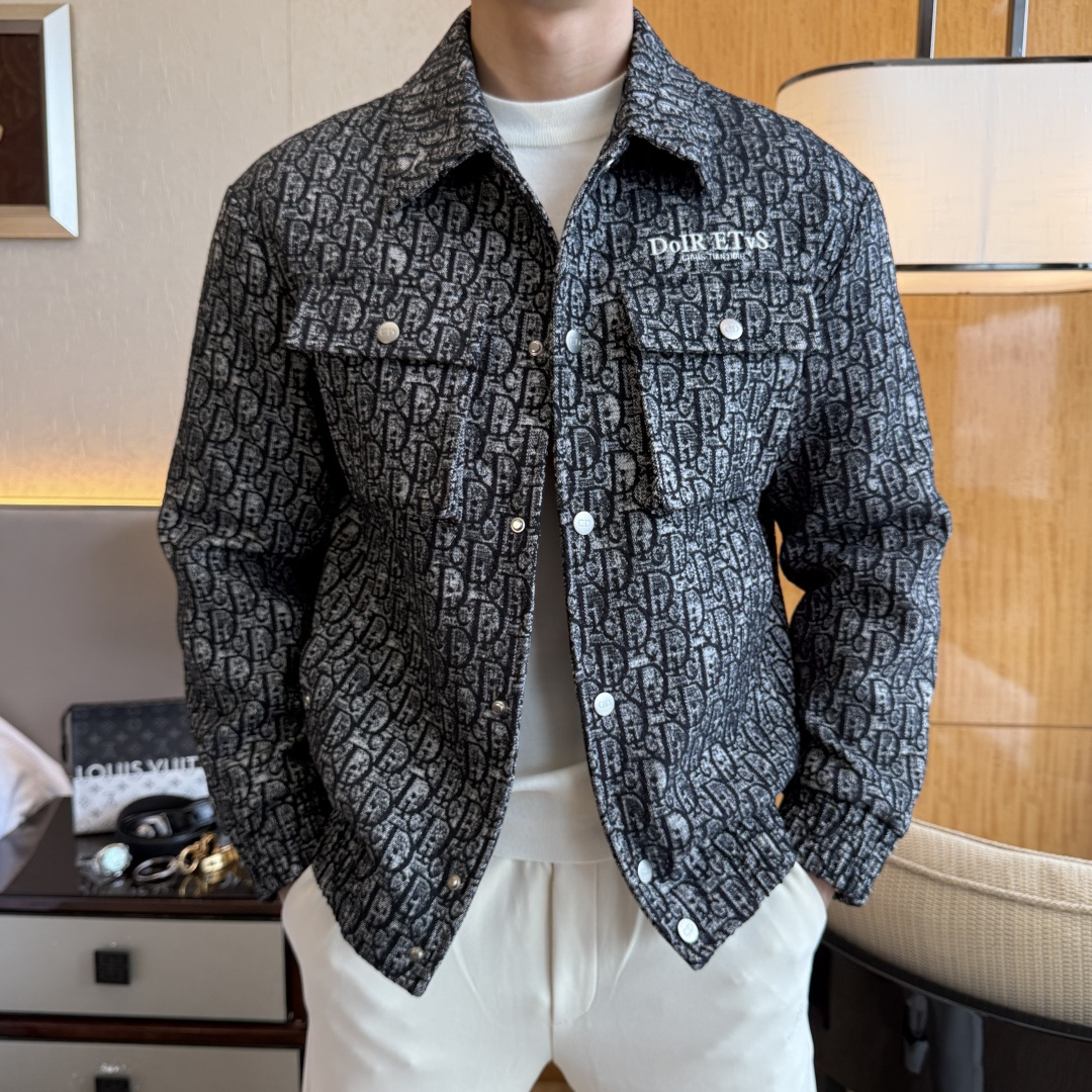 NO:601421,Dior-  2025 new winter men's goose down down jacket, high-quality design, a must-have for any man, handsome and handsome. Heavy craftsmanship, 90 white goose down filling, but the fashion stance remains firm, first-class texture, crisp and slim fit. Classic lapel down, mature and stable style, fine texture, good gloss, and very clear texture, simple and elegant style, strong fashion, version leading the current trend, very good upper body effect, novel fabric, soft touch  Fearless and changeable, blooming in comfort and uniqueness. Calmly and confidently walk the way of urban men's spring clothing. Multi-touch fabric selection, showing the eclectic charm. The upper body will not have any wrinkles, the fit is excellent, the upper body is stylish and handsome, the customized accessories are iconic, and the details determine success or failure. Colors and colors, sizes 48 - 56, can be worn up to 190 pounds.,, dior, jackets & coats, down jacket, alexander wang19860909迪奥- 2025年冬季新款男士鹅绒羽绒服外套,高品质设计,是任何男人都必备的王牌好货,帅气爆表.重工艺直冲工艺,90白鹅绒填充,但时尚立场坚挺如故,质感一流,挺括修身.经典翻领的羽绒,成熟稳重风,质感细腻,光泽感佳,且纹理非常清晰,款式简洁大气,时尚度强、版型引领当前趋势,上身效果非常好,面料新颖,手感软 无畏多变,舒适与独特中绽放.从容、自信游走都市型男春装之道.多重触感的面料选择,彰显不拘一格的魅力上身不会有任何褶皱,版型极好,上身有型帅气,定制辅料带有标志性,细节决定成败.颜色图色 尺码48 - 56 最大可穿到190斤.,,dior,jackets & coats,down jacket,alexander wang,Men's clothing