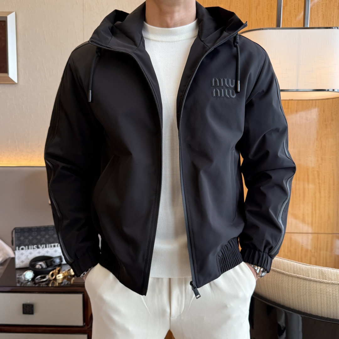 NO:598284,Miu Miu - 2025ss autumn and winter hot style premium leather jacket, customized with high quality polyester fiber fabric!  Logo design with top fashion big-name elements, complete with three standards!  Original hardware accessories, smooth lines, exquisite craftsmanship, awesome upper body shape, comfortable fabrics, windproof and warm, it is very fashionable, handsome and a must-have for casual and fashionable men with any combination!  Sizes M-3XL can fit up to 190 pounds!  ,,jackets & coats,jackets & coats,alexander wang19860909谬谬 - 2025ss秋冬大爆款精品拼皮夹克外套,定制高品质聚酯纤维面料！顶级时尚大牌元素logo设计,三标齐全！原版五金辅料,线条流畅,工艺精致,上身版型超赞,面料舒适,挡风保暖,随意搭配都非常时尚帅气休闲时尚男仕必备款哦！尺码M-3XL 最大可穿190斤！,,jackets & coats,jackets & coats,alexander wang,Men's clothing