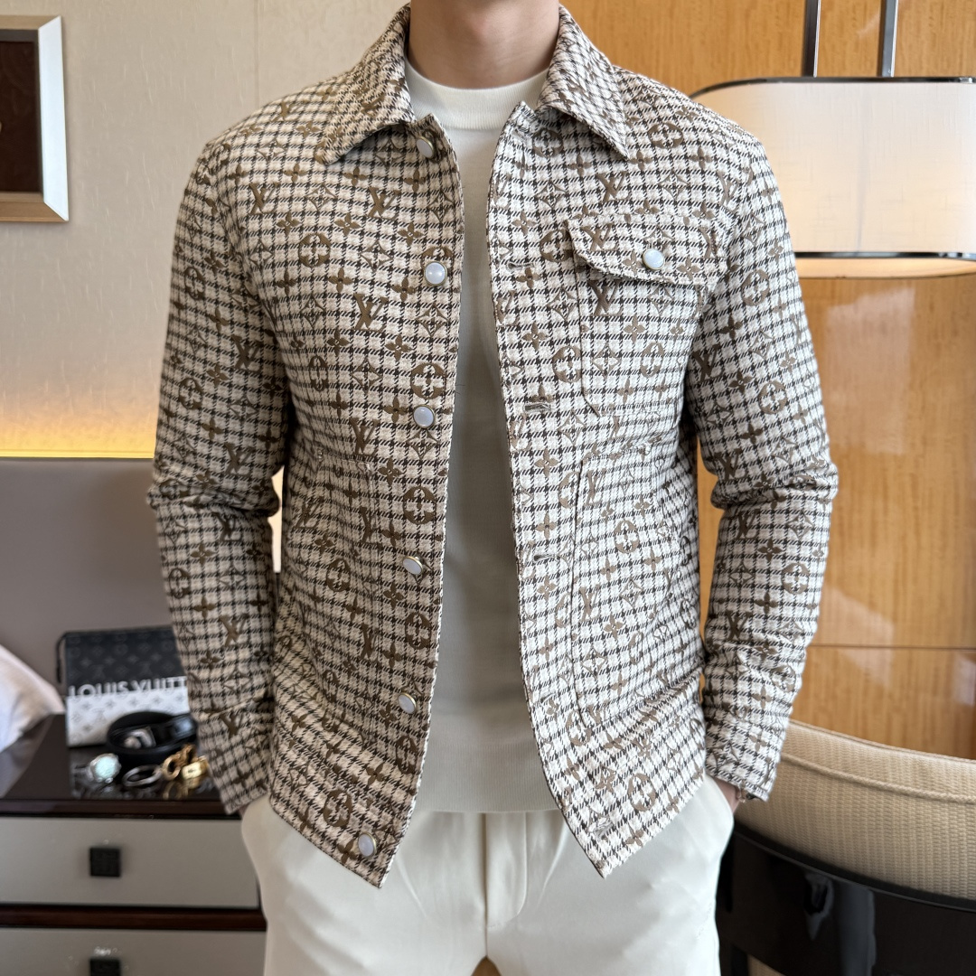 NO:598281,LV - 2025 new winter men's down jacket, high-quality design, a must-have for any man, handsome and handsome. Heavy craftsmanship, 90 down filling, but the fashion stance remains firm, first-class texture, crisp and slim. Classic lapel down, mature and stable style, fine texture, good gloss, and very clear texture, simple and elegant style, strong fashion, version leading the current trend, very good upper body effect, novel fabric, soft feel  Fearless and changeable, blooming in comfort and uniqueness. Calmly and confidently walk the way of urban men's spring clothing. Multi-touch fabric selection, showing the eclectic charm. The upper body will not have any wrinkles, the fit is excellent, the upper body is stylish and handsome, the customized accessories are iconic, and the details determine success or failure. Colors and colors, sizes 48 - 56, can be worn up to 190 pounds.,, louis vuitton, jackets & coats, jacket, alexander wangdown19860909LV - 2025年冬季新款男士羽绒服外套,高品质设计,是任何男人都必备的王牌好货,帅气爆表.重工艺直冲工艺,90绒填充,但时尚立场坚挺如故,质感一流,挺括修身.经典翻领的羽绒,成熟稳重风,质感细腻,光泽感佳,且纹理非常清晰,款式简洁大气,时尚度强、版型引领当前趋势,上身效果非常好,面料新颖,手感软 无畏多变,舒适与独特中绽放.从容、自信游走都市型男春装之道.多重触感的面料选择,彰显不拘一格的魅力上身不会有任何褶皱,版型极好,上身有型帅气,定制辅料带有标志性,细节决定成败.颜色图色 尺码48 - 56 最大可穿到190斤.,,louis vuitton,jackets & coats,down jacket,alexander wang,Men's clothing