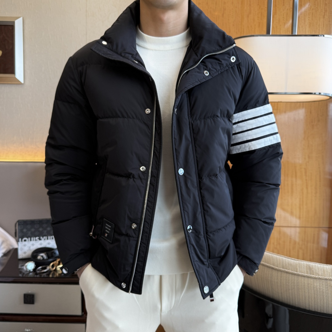 NO:598283,TB - 2025 new winter men's down jacket, high-quality design, a must-have for any man, handsome and handsome. Heavy craftsmanship, 90 down filling, but the fashion stance remains firm, first-class texture, crisp and slim fit. Classic lapel down, mature and stable style, fine texture, good gloss, and very clear texture, simple and elegant style, strong fashion, version leading the current trend, very good upper body effect, novel fabric, soft feel  Fearless and changeable, blooming in comfort and uniqueness. Calmly and confidently walk the way of urban men's spring clothing. Multi-touch fabric selection, showing the eclectic charm. The upper body will not have any wrinkles, the fit is excellent, the upper body is stylish and handsome, the customized accessories are iconic, and the details determine success or failure. Colors and colors, sizes 48 - 56, can be worn up to 190 pounds.,,jackets & coats,down jacket,alexander wang19860909TB - 2025年冬季新款男士羽绒服外套,高品质设计,是任何男人都必备的王牌好货,帅气爆表.重工艺直冲工艺,90绒填充,但时尚立场坚挺如故,质感一流,挺括修身.经典翻领的羽绒,成熟稳重风,质感细腻,光泽感佳,且纹理非常清晰,款式简洁大气,时尚度强、版型引领当前趋势,上身效果非常好,面料新颖,手感软 无畏多变,舒适与独特中绽放.从容、自信游走都市型男春装之道.多重触感的面料选择,彰显不拘一格的魅力上身不会有任何褶皱,版型极好,上身有型帅气,定制辅料带有标志性,细节决定成败.颜色图色 尺码48 - 56 最大可穿到190斤.,,jackets & coats,down jacket,alexander wang,Men's clothing