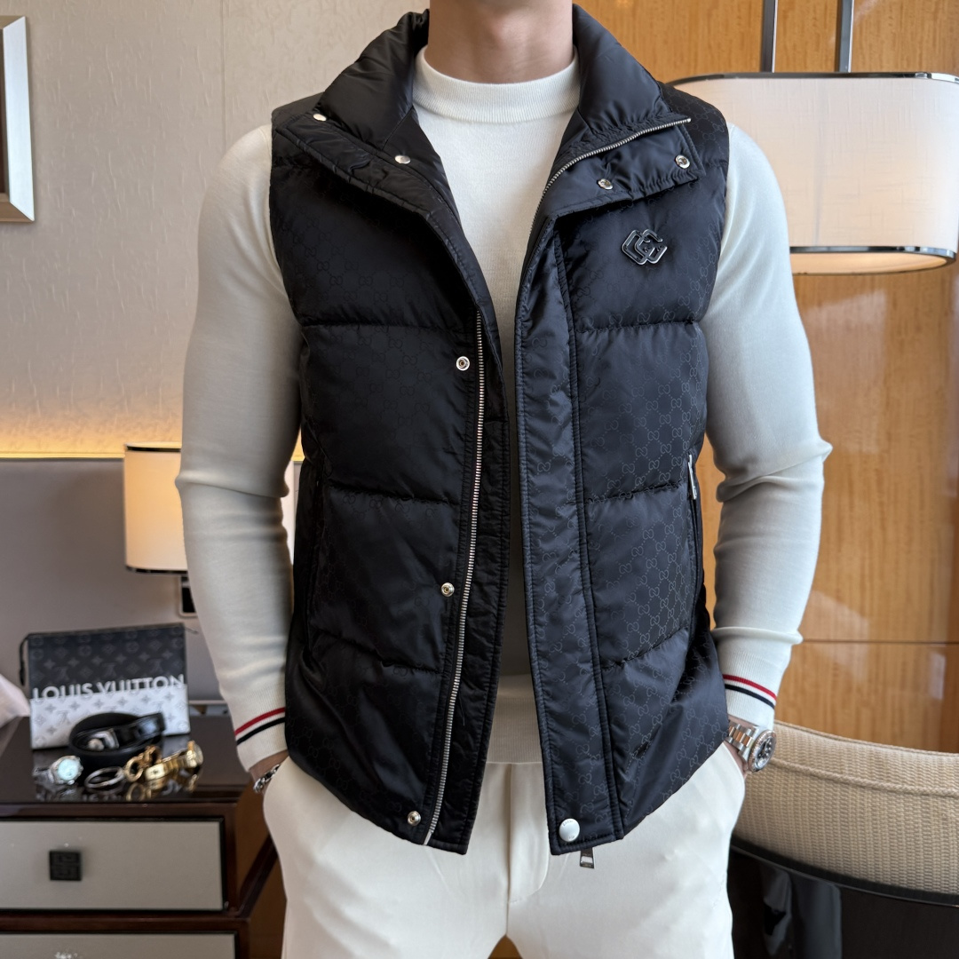 NO:598282,Gucci - 2025ss new autumn and winter products, foreign trade company order, simple style fashionable down vest, imported original high-quality fiber blended fabric, filled with 95 white duck down inside!  The sag and gloss are definitely refreshing and make you look more youthful and energetic. The workmanship is neat and smooth. All the hardware accessories are supplied by customers and come with top-grade accessories. At first glance, they are high-end fabrics. These fabrics are all custom-woven and there is nothing picky about them on the outside. This kind of jacket is for regular wear and is very practical. Sizes M-3XL, jackets & coats, down jacket, alexander wang19860909古奇- 2025ss秋冬新品外贸公司订单 简约风格时尚羽绒马甲 进口原版高品质纤维混纺面料,内里填充95白鸭绒！垂度和光泽绝对是提气,更显青春活力,车工走线整齐平整,所有五金附料都是客供带顶级配件 一看就是高档的面料 这种面料都是定织的 外面根本就没有 无任何有挑剔的地方 这样的一件外套属于常备常穿的,实用性很强.尺码M-3XL,,jackets & coats,down jacket,alexander wang,Men's clothing