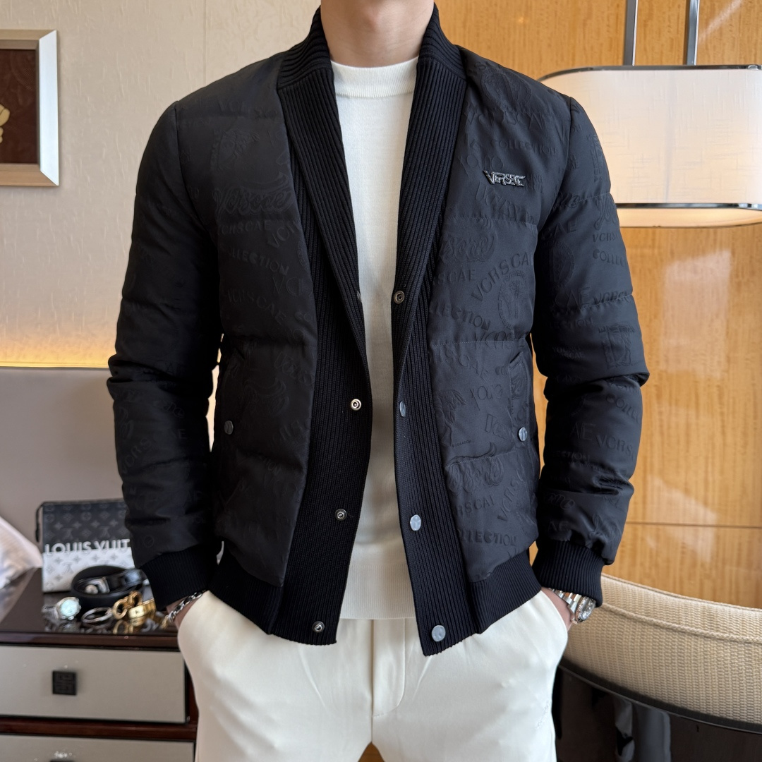 NO:599279,Versace - 2025SS counter's popular fashionable green fruit collar down jacket, made of high-end windproof polyester fiber fabric, heavy craftsmanship design, the latest brand element design of the counter, making men more handsome and stylish, the fabric is close-fitting and comfortable, and has strong warmth retention!  Customized original hardware accessories, complex turning, exquisite craftsmanship, and high-quality 90 duck down fillers will make you more elegant and warm all winter [satisfied]. The style is simple, fashionable and generous, a fashionable casual item, wearing it will make you the center of attention wherever you go!  Fashion is always close to you Size M - 3XL (model 178/145 pounds upper body size L),,versace,jackets & coats,jackets & coats,down jacket,alexander wang19860909范思哲 - 2025ss专柜大爆款时尚青果领羽绒夹克外套,高档防风聚酯纤维面料制作,重工艺设计,专柜最新品牌元素设计,让男人更帅气有型,面料贴身舒适,保暖性非常强！定制原版五金辅料,车工复杂,工艺精湛,填充物采用高品质90鸭绒,让你整个冬天有风度更有温度[得意].版型简洁时尚大方,时尚潮流休闲单品,穿上它让你走到那里都是焦点！时尚总是离你很近码数Ｍ - 3XL (模特178/145斤上身L码),,versace,jackets & coats,jackets & coats,down jacket,alexander wang,Men's clothing
