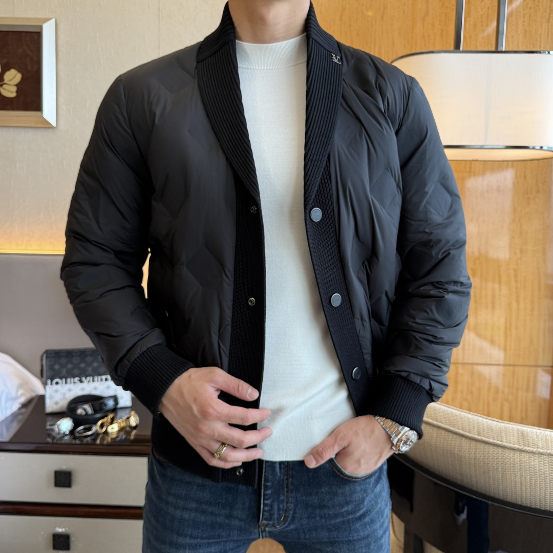 NO:598287,LV - 2025 new winter men's down jacket, high-quality design, a must-have for any man, handsome and handsome. Heavy craftsmanship, 90 down filling, but the fashion stance remains firm, first-class texture, crisp and slim. Classic lapel down, mature and stable style, fine texture, good gloss, and very clear texture, simple and elegant style, strong fashion, version leading the current trend, very good upper body effect, novel fabric, soft feel  Fearless and changeable, blooming in comfort and uniqueness. Calmly and confidently walk the way of urban men's spring clothing. Multi-touch fabric selection, showing the eclectic charm. The upper body will not have any wrinkles, the fit is excellent, the upper body is stylish and handsome, the customized accessories are iconic, and the details determine success or failure. Colors and colors, sizes 48 - 56, can be worn up to 190 pounds.,, louis vuitton, jackets & coats, jacket, alexander wangdown19860909LV - 2025年冬季新款男士羽绒服外套,高品质设计,是任何男人都必备的王牌好货,帅气爆表.重工艺直冲工艺,90绒填充,但时尚立场坚挺如故,质感一流,挺括修身.经典翻领的羽绒,成熟稳重风,质感细腻,光泽感佳,且纹理非常清晰,款式简洁大气,时尚度强、版型引领当前趋势,上身效果非常好,面料新颖,手感软 无畏多变,舒适与独特中绽放.从容、自信游走都市型男春装之道.多重触感的面料选择,彰显不拘一格的魅力上身不会有任何褶皱,版型极好,上身有型帅气,定制辅料带有标志性,细节决定成败.颜色图色 尺码48 - 56 最大可穿到190斤.,,louis vuitton,jackets & coats,down jacket,alexander wang,Men's clothing