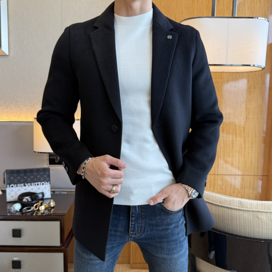 NO:599251,Armani - 2025ss autumn and winter popular goose down lining coat series. Exclusive customization - imported polyester fiber + goose down lining fabric!  The lining is removable, so you can wear it twice!  Exquisite tailoring design!  Made by heavy industry 1:1, original hardware accessories, smooth lines, exquisite craftsmanship, awesome upper body shape, comfortable and warm fabrics, very fashionable, handsome and a must-have for leisure and business with any combination!  Normal size M-3XL (model weighs 178/142 pounds, upper body size L), armani, alexander wang19860909阿玛尼 - 2025ss秋冬爆款鹅绒内胆大衣系列.独家定制-进口聚酯纤维+鹅绒内胆面料！内胆可拆卸,一衣两穿！精工剪裁设计！重工1:1打造,原版五金辅料配件,线条流畅,工艺精致,上身版型超赞,面料舒适保暖,随意搭配都非常时尚帅气休闲商务必备款哦！正常尺码M-3XL（模特178/142斤上身L码）,,armani,alexander wang,Men's clothing