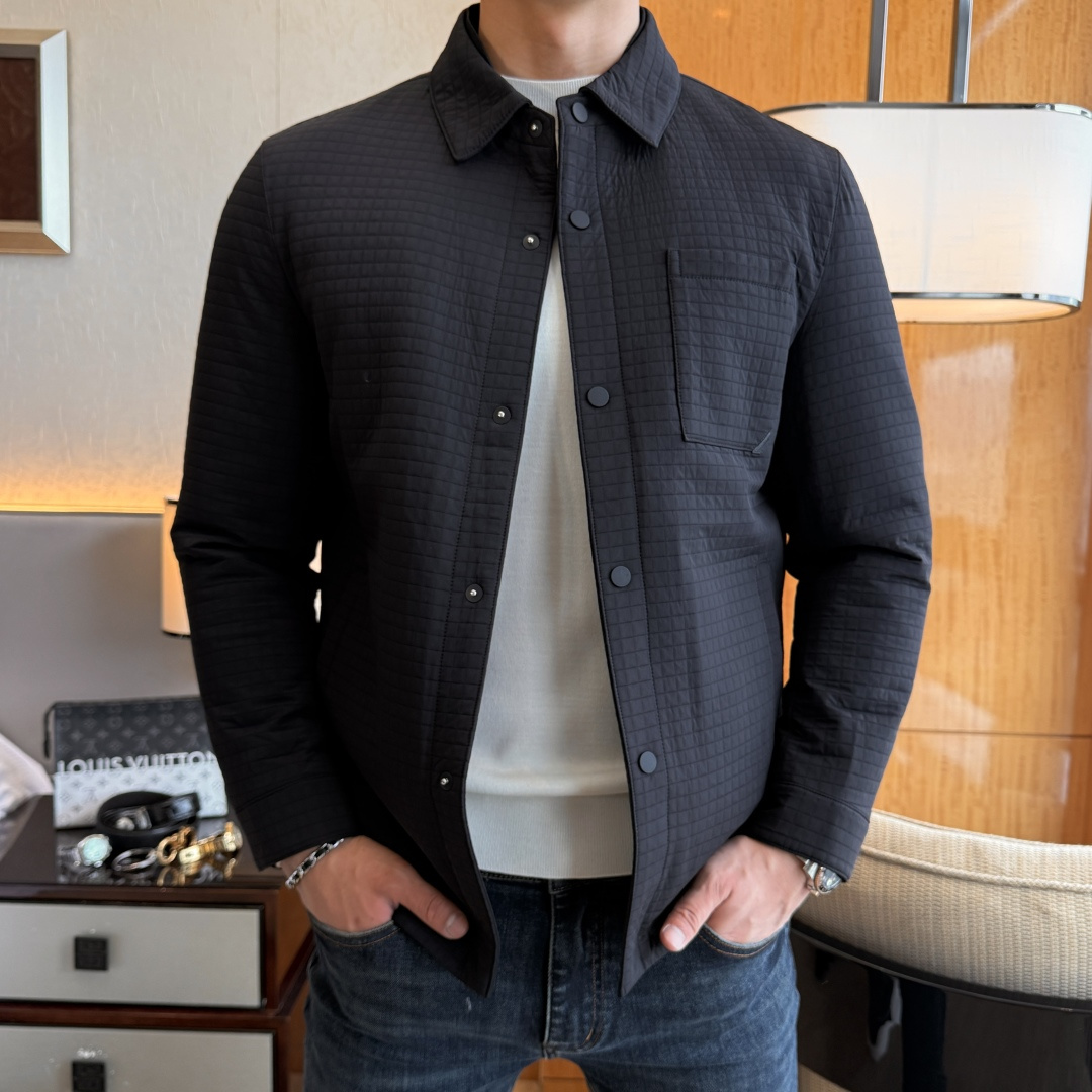 NO:598277,LP Noyo -  2025 new winter men's goose down lightweight down jacket, high-quality design, a must-have for any man, handsome and handsome. Heavy craftsmanship, straight punching process, 90% goose down filling, but the fashion stance remains strong and the texture is first-class  , crisp and slim fit. Classic lapel down, mature and stable style, fine texture, good gloss, and very clear texture. The style is simple and elegant, highly fashionable, and the version leads the current trend. The upper body effect is very good, the fabric is novel, and the hand feels soft.  Fearless and changeable, blooming in comfort and uniqueness. Calmly and confidently walk the way of urban men's spring clothing. Multi-touch fabric selection, showing the eclectic charm. The upper body will not have any wrinkles, the shape is excellent, the upper body is stylish and handsome, the customized accessories are iconic, and the details determine success or failure. Color picture size 48 - 56 can be worn up to 190 pounds.,,loro piana,jackets & coats,down jacket,alexander wang19860909LP诺悠 - 2025年冬季新款男士鹅绒轻薄羽绒服外套,高品质设计,是任何男人都必备的王牌好货,帅气爆表.重工艺直冲工艺,90鹅绒填充,但时尚立场坚挺如故,质感一流,挺括修身.经典翻领的羽绒,成熟稳重风,质感细腻,光泽感佳,且纹理非常清晰,款式简洁大气,时尚度强、版型引领当前趋势,上身效果非常好,面料新颖,手感软 无畏多变,舒适与独特中绽放.从容、自信游走都市型男春装之道.多重触感的面料选择,彰显不拘一格的魅力上身不会有任何褶皱,版型极好,上身有型帅气,定制辅料带有标志性,细节决定成败.颜色图色 尺码48 - 56 最大可穿到190斤.,,loro piana,jackets & coats,down jacket,alexander wang,Men's clothing