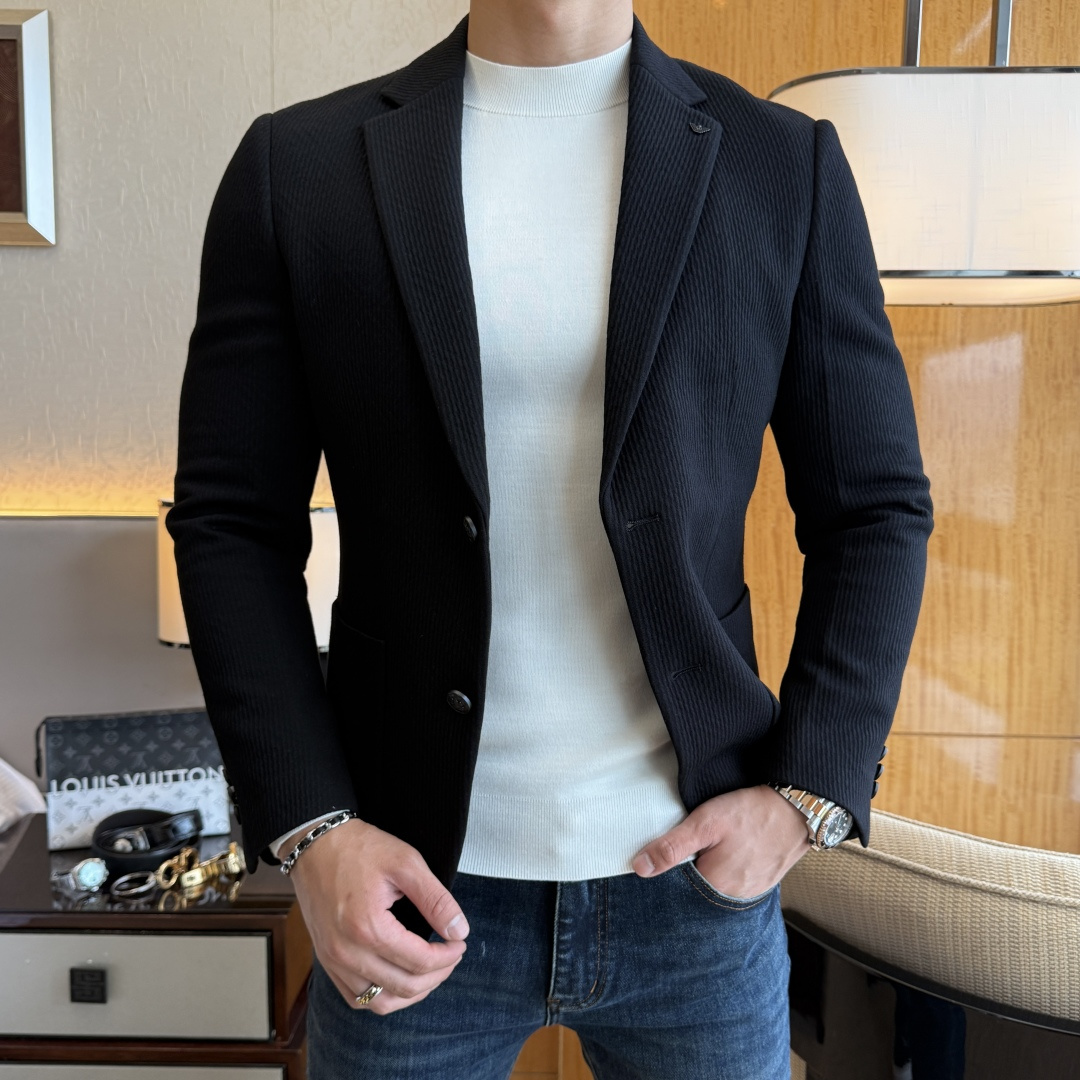 NO:598276,Armani - 2025ss autumn and winter hot style casual wool suit jacket. The most fashionable and simple design, elegant and decent, casual and exquisite. Fabric This technologically customized polyester fiber fabric is not a traditional design and looks more youthful and fashionable. The details are very particular. The upper body effect is a regular style but the tailoring is very special. The effect is not loose or slim. It is moderate. No matter whether you are fat or thin, there are different styles. Sizes 48-56, armani, jackets & coats, business  suit,alexander wang19860909阿玛尼 - 2025ss秋冬装大爆款休闲羊毛西装外套 最为时尚简约设计,大气得体,随意中凸显精致.面料 此款科技定制聚酯纤维面料, 不是传统的设计 更加显得年轻时尚 细节 非常讲究 上身效果属于常规款但是剪裁非常特别 效果并不是宽松 也不是修身 属于适中 无论胖瘦穿上身 都有不同的风格尺码48-56,,armani,jackets & coats,business suit,alexander wang,Men's clothing