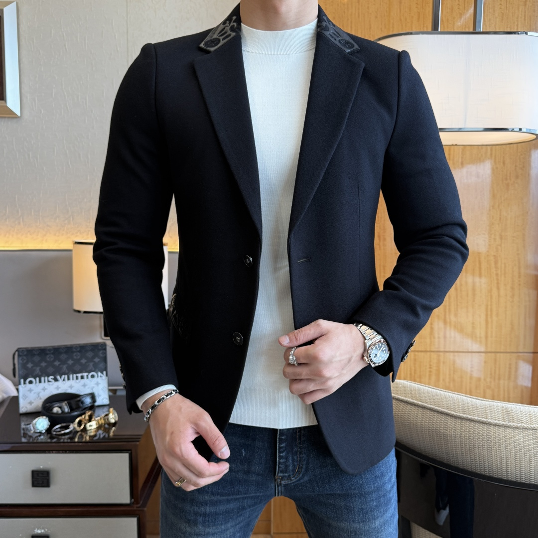 NO:598274,DG - 2025ss autumn and winter hot style casual wool suit jacket. The most fashionable and simple design, elegant and decent, casual and exquisite. Fabric This technology customized polyester fiber fabric is not a traditional design and looks more youthful and fashionable. The details are very particular. The upper body effect is a regular style but the tailoring is very special. The effect is not loose or slim. It is moderate. No matter whether you are fat or thin, there are different styles. Sizes 48-56, jackets & coats, business suit, alexander wang19860909DG - 2025ss秋冬装大爆款休闲羊毛西装外套 最为时尚简约设计,大气得体,随意中凸显精致.面料 此款科技定制聚酯纤维面料, 不是传统的设计 更加显得年轻时尚 细节 非常讲究 上身效果属于常规款但是剪裁非常特别 效果并不是宽松 也不是修身 属于适中 无论胖瘦穿上身 都有不同的风格尺码48-56,,jackets & coats,business suit,alexander wang,Men's clothing