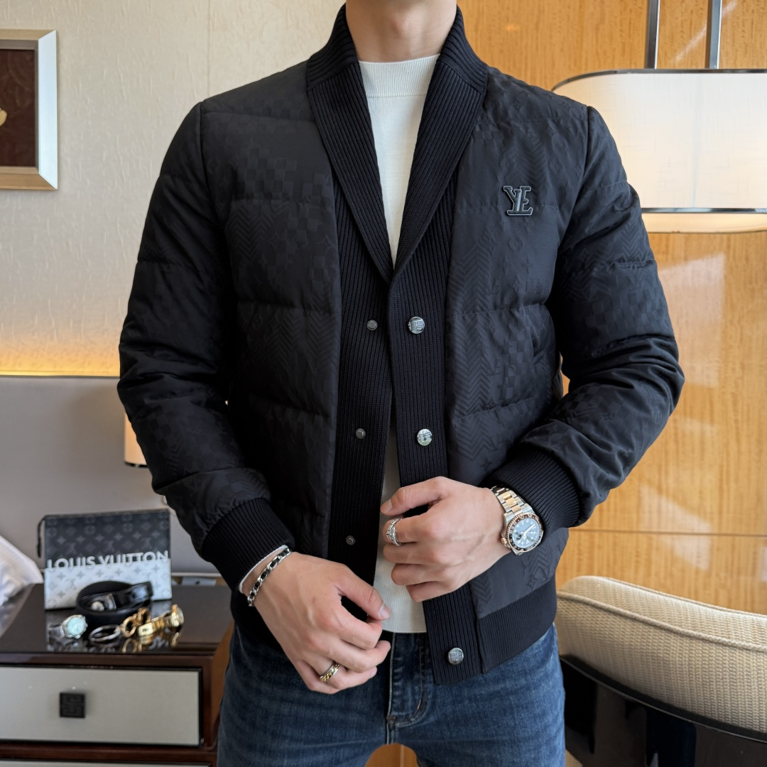 NO:598275,LV - 2025 new winter men's down jacket, high-quality design, a must-have for any man, handsome and handsome. Heavy craftsmanship, 90 down filling, but the fashion stance remains firm, first-class texture, crisp and slim. Classic lapel down, mature and stable style, fine texture, good gloss, and very clear texture, simple and elegant style, strong fashion, version leading the current trend, very good upper body effect, novel fabric, soft feel  Fearless and changeable, blooming in comfort and uniqueness. Calmly and confidently walk the way of urban men's spring clothing. Multi-touch fabric selection, showing the eclectic charm. The upper body will not have any wrinkles, the fit is excellent, the upper body is stylish and handsome, the customized accessories are iconic, and the details determine success or failure. Colors and colors, sizes 48 - 56, can be worn up to 190 pounds.,, louis vuitton, jackets & coats, jacket, alexander wangdown19860909LV - 2025年冬季新款男士羽绒服外套,高品质设计,是任何男人都必备的王牌好货,帅气爆表.重工艺直冲工艺,90绒填充,但时尚立场坚挺如故,质感一流,挺括修身.经典翻领的羽绒,成熟稳重风,质感细腻,光泽感佳,且纹理非常清晰,款式简洁大气,时尚度强、版型引领当前趋势,上身效果非常好,面料新颖,手感软 无畏多变,舒适与独特中绽放.从容、自信游走都市型男春装之道.多重触感的面料选择,彰显不拘一格的魅力上身不会有任何褶皱,版型极好,上身有型帅气,定制辅料带有标志性,细节决定成败.颜色图色 尺码48 - 56 最大可穿到190斤.,,louis vuitton,jackets & coats,down jacket,alexander wang,Men's clothing