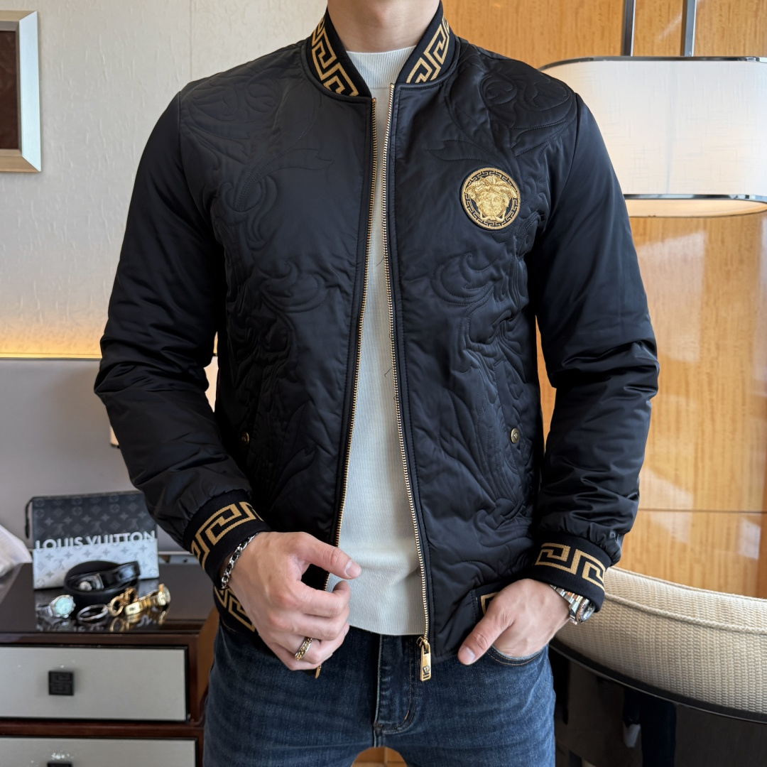 NO:599247,Versace - 2025ss autumn and winter hot-selling boutique business casual cotton jacket, customized with high-quality polyester fiber fabric!  Logo design with top fashion big-name elements, complete with three standards!  Original hardware accessories, smooth lines, exquisite craftsmanship, awesome upper body shape, comfortable fabrics, windproof and warm, it is very fashionable, handsome and a must-have for casual and fashionable men with any combination!  Sizes M-3XL can fit up to 190 pounds!  ,,versace,jackets & coats,alexander wang19860909范思哲- 2025ss秋冬大爆款精品商务休闲棉衣外套,定制高品质聚酯纤维面料！顶级时尚大牌元素logo设计,三标齐全！原版五金辅料,线条流畅,工艺精致,上身版型超赞,面料舒适,挡风保暖,随意搭配都非常时尚帅气休闲时尚男仕必备款哦！尺码M-3XL 最大可穿190斤！,,versace,jackets & coats,alexander wang,Men's clothing