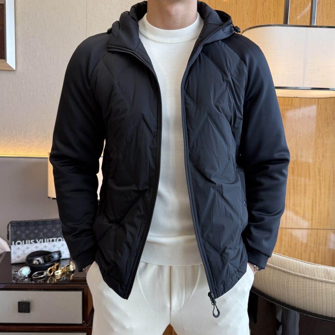 NO:599260,Mouth -  2025 new winter men's down jacket, high-quality design, is a must-have for any man, handsome and handsome. Heavy craftsmanship, 90 down filling, but the fashion stance remains firm, first-class texture, crisp and slim. Classic lapel down, mature and stable style, fine texture, good gloss, and very clear texture, simple and elegant style, strong fashion, version leading the current trend, the upper body effect is very good, the fabric is novel and soft to the touch  Fearless and changeable, blooming in comfort and uniqueness. Calmly and confidently walk the way of urban men's spring clothing. Multi-touch fabric selection, showing the eclectic charm. The upper body will not have any wrinkles, the shape is excellent, the upper body is stylish and handsome, the customized accessories are iconic, and the details determine success or failure. Colors and colors, sizes 48 - 56, can be worn up to 190 pounds.,, Moncler, jackets & coats, down jacket, alexander wang19860909蒙口 - 2025年冬季新款男士羽绒服外套,高品质设计,是任何男人都必备的王牌好货,帅气爆表.重工艺直冲工艺,90绒填充,但时尚立场坚挺如故,质感一流,挺括修身.经典翻领的羽绒,成熟稳重风,质感细腻,光泽感佳,且纹理非常清晰,款式简洁大气,时尚度强、版型引领当前趋势,上身效果非常好,面料新颖,手感软 无畏多变,舒适与独特中绽放.从容、自信游走都市型男春装之道.多重触感的面料选择,彰显不拘一格的魅力上身不会有任何褶皱,版型极好,上身有型帅气,定制辅料带有标志性,细节决定成败.颜色图色 尺码48 - 56 最大可穿到190斤.,,Moncler,jackets & coats,down jacket,alexander wang,Men's clothing