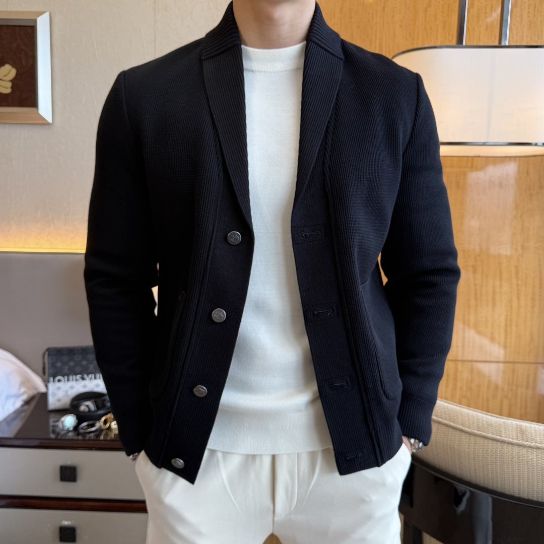 NO:599236,LP Noyo - 2025ss counter's most popular fashionable down jacket, made of high-end windproof polyester fiber fabric, heavy craftsmanship design, the latest brand element design of the counter, making men more handsome and stylish, the fabric is close-fitting and comfortable, and has strong warmth retention!  Customized original hardware accessories, complex turning, exquisite craftsmanship, and high-quality 90 white duck down fillers will make you more elegant and warm all winter [satisfied]. The style is simple, fashionable and generous, a fashionable casual item, wearing it will make you the center of attention wherever you go!  Fashion is always close to you. Size M - 3XL (model 178/145 pounds upper body size L),,loro piana,jackets & coats,jackets & coats,down jacket,alexander wang19860909LP诺悠 - 2025ss专柜大爆款时尚羽绒夹克外套,高档防风聚酯纤维面料制作,重工艺设计,专柜最新品牌元素设计,让男人更帅气有型,面料贴身舒适,保暖性非常强！定制原版五金辅料,车工复杂,工艺精湛,填充物采用高品质90白鸭绒,让你整个冬天有风度更有温度[得意].版型简洁时尚大方,时尚潮流休闲单品,穿上它让你走到那里都是焦点！时尚总是离你很近码数Ｍ - 3XL (模特178/145斤上身L码),,loro piana,jackets & coats,jackets & coats,down jacket,alexander wang,Men's clothing